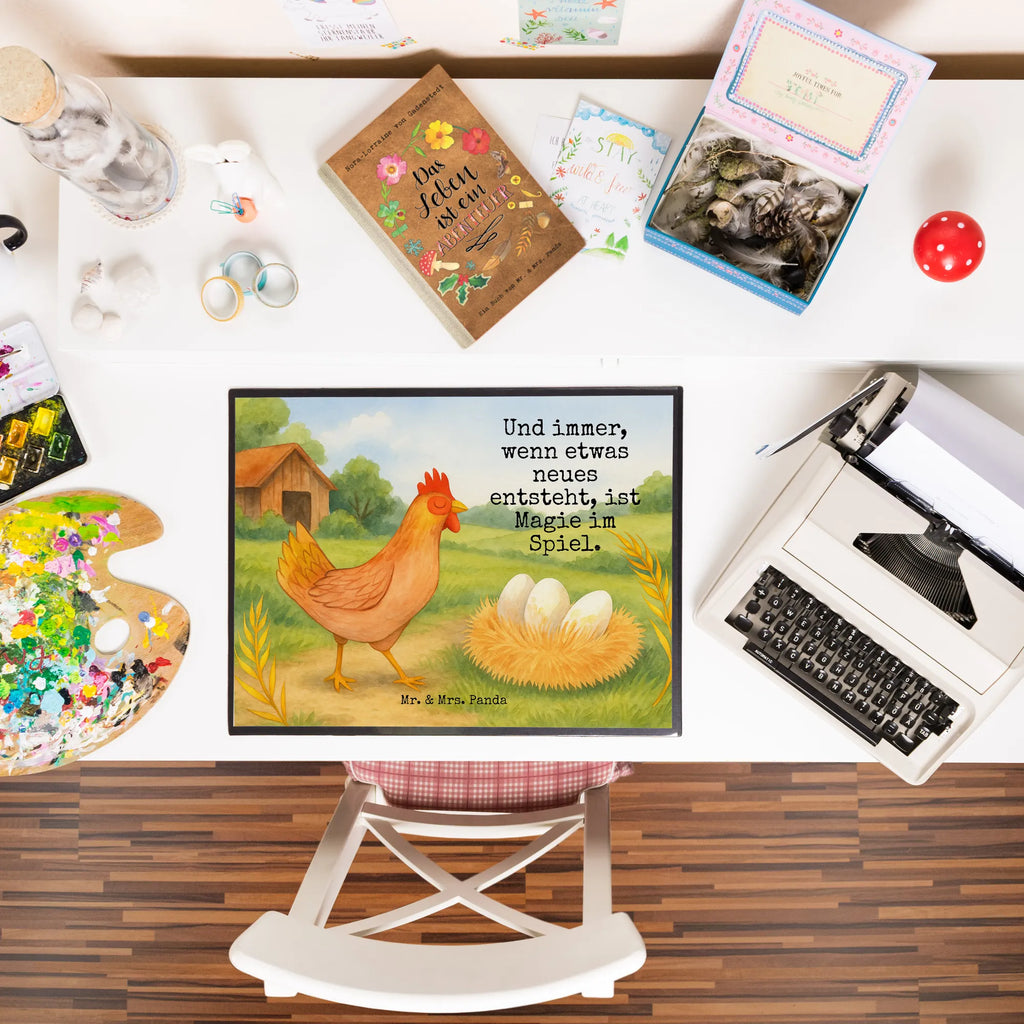 Schreibtischunterlage Huhn Stolz Design Schreibtisch Unterlagen, Schreibwaren, Bürobedarf, Schreibtischauflage, Schreibtischunterlage Groß, Schreibunterlage, Büroartikel, Bauernhof, Hoftiere, Landwirt, Landwirtin, Hahn, Hühner, Motivation, Geburt, Spruch, Hof, Magie, Eier, Schwangerschaft, Henne, Landleben