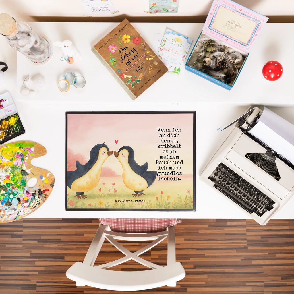 Schreibtischunterlage Pinguine Kuss Design Schreibtischauflage, Schreibunterlage, Schreibwaren, Bürobedarf, Büroartikel, Schreibtisch Unterlagen, Schreibtischunterlage Groß, Liebe, Partner, Freund, Freundin, Ehemann, Ehefrau, Heiraten, Verlobung, Heiratsantrag, Liebesgeschenk, Jahrestag, Hocheitstag, Valentinstag, Mitbringsel, Geschenk für Partner, Hochzeitstag, Geschenk für Frauen, Liebesbeweis, Geschenk für Freundin, für Männer, für Ehemann