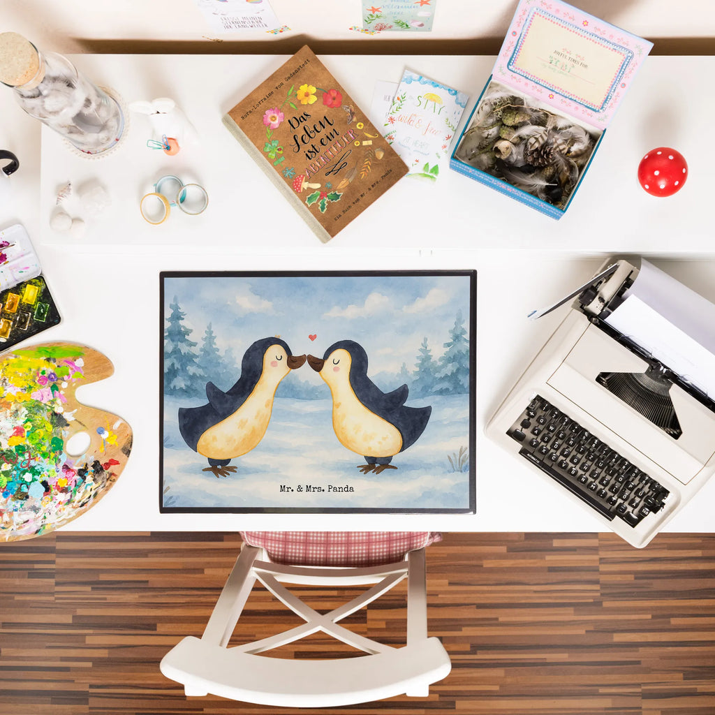 Schreibtischunterlage Pinguin Liebe Design Schreibunterlage, Schreibtischauflage, Bürobedarf, Büroartikel, Schreibwaren, Schreibtisch Unterlagen, Schreibtischunterlage Groß, Liebe, Partner, Freund, Freundin, Ehemann, Ehefrau, Heiraten, Verlobung, Heiratsantrag, Liebesgeschenk, Jahrestag, Hocheitstag, Pinguin, Pinguine, Pinguin Paar, Pinguinpaar, Pinguin Liebe, Paar, Pärchen. Liebespaar, Liebesbeweis, Liebesspruch, Hochzeitstag, Geschenk Freund, Geschenk Freundin, Verlobte, Verlobter, Love, Geschenk Hochzeitstag, Geschenkidee, Hochzeit, Gastgeschenk