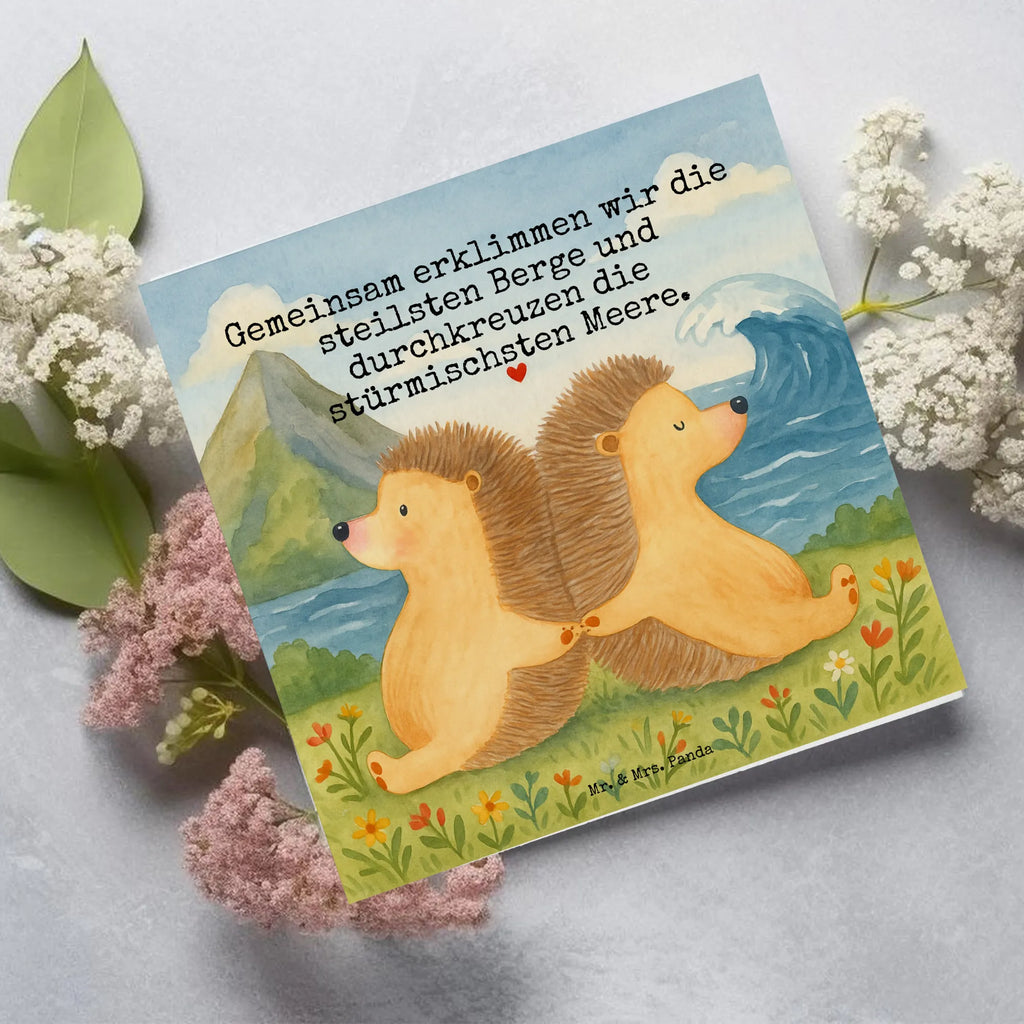 Deluxe Karte Igel händchenhaltend Design Karte, Grußkarte, Klappkarte, Einladungskarte, Glückwunschkarte, Hochzeitskarte, Geburtstagskarte, Hochwertige Grußkarte, Hochwertige Klappkarte, Liebe, Partner, Freund, Freundin, Ehemann, Ehefrau, Heiraten, Verlobung, Heiratsantrag, Liebesgeschenk, Jahrestag, Hocheitstag, Igel, Igelliebe, Hand in Hand, Liebesbeweis, große Liebe, Liebesbotschaft, Hochzeit, Lieblingsmensch, Gemeinsamkeit, Love, Geschenk für zwei