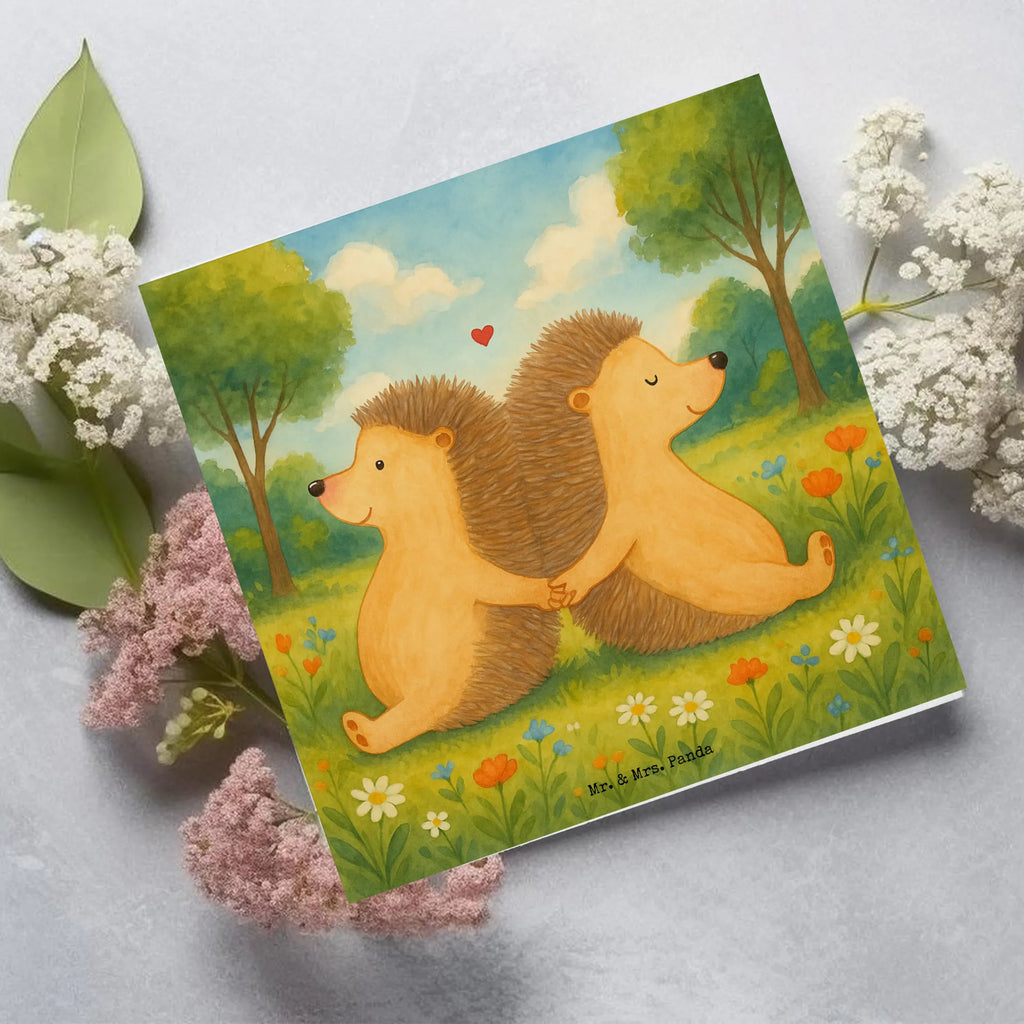 Deluxe Karte Igel händchenhaltend Design Karte, Grußkarte, Klappkarte, Einladungskarte, Glückwunschkarte, Hochzeitskarte, Geburtstagskarte, Hochwertige Grußkarte, Hochwertige Klappkarte, Liebe, Partner, Freund, Freundin, Ehemann, Ehefrau, Heiraten, Verlobung, Heiratsantrag, Liebesgeschenk, Jahrestag, Hocheitstag, Igel, Igelliebe, Hand in Hand, Liebesbeweis, große Liebe, Liebesbotschaft, Hochzeit, Lieblingsmensch, Gemeinsamkeit, Love, Geschenk für zwei