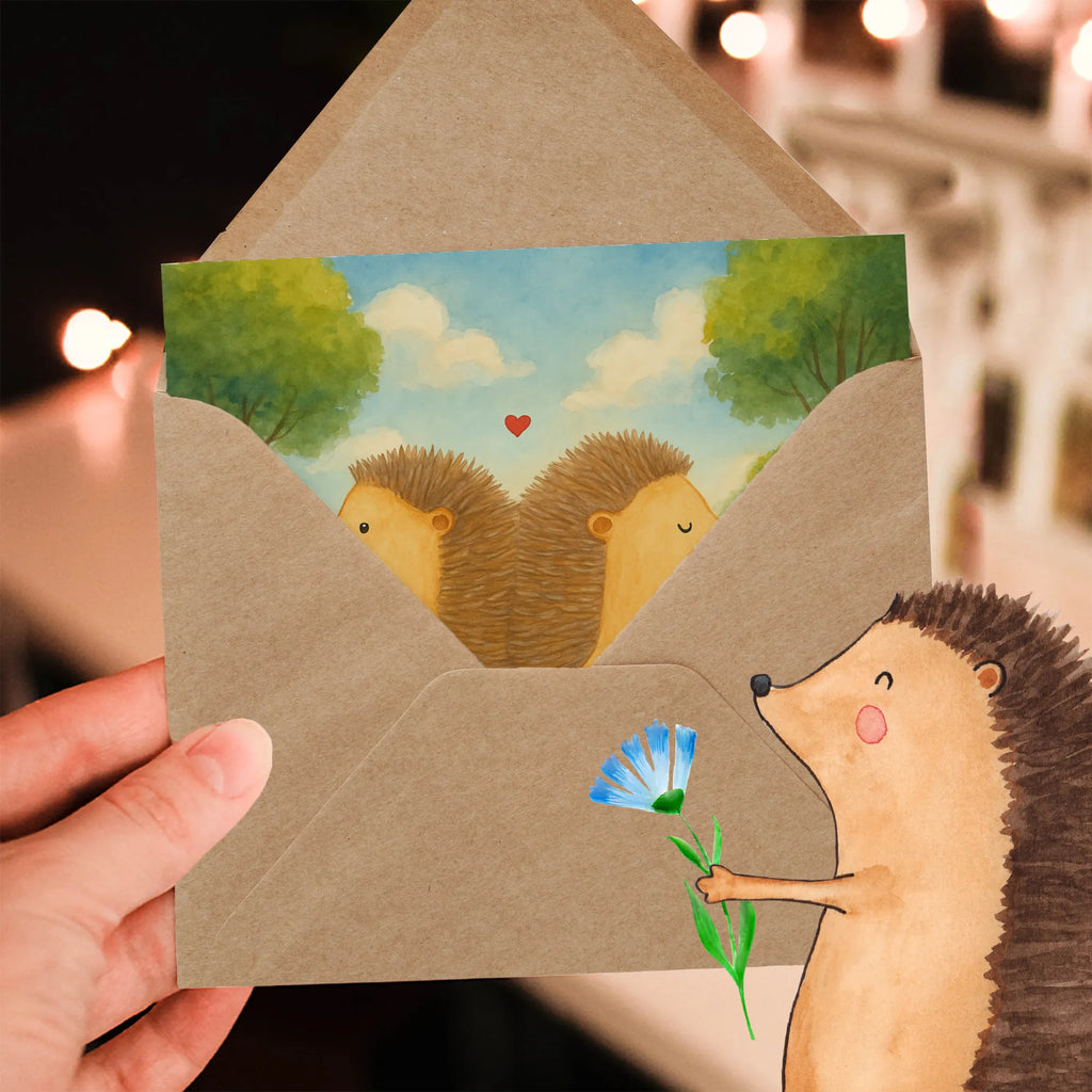 Deluxe Karte Igel händchenhaltend Design Karte, Grußkarte, Klappkarte, Einladungskarte, Glückwunschkarte, Hochzeitskarte, Geburtstagskarte, Hochwertige Grußkarte, Hochwertige Klappkarte, Liebe, Partner, Freund, Freundin, Ehemann, Ehefrau, Heiraten, Verlobung, Heiratsantrag, Liebesgeschenk, Jahrestag, Hocheitstag, Igel, Igelliebe, Hand in Hand, Liebesbeweis, große Liebe, Liebesbotschaft, Hochzeit, Lieblingsmensch, Gemeinsamkeit, Love, Geschenk für zwei
