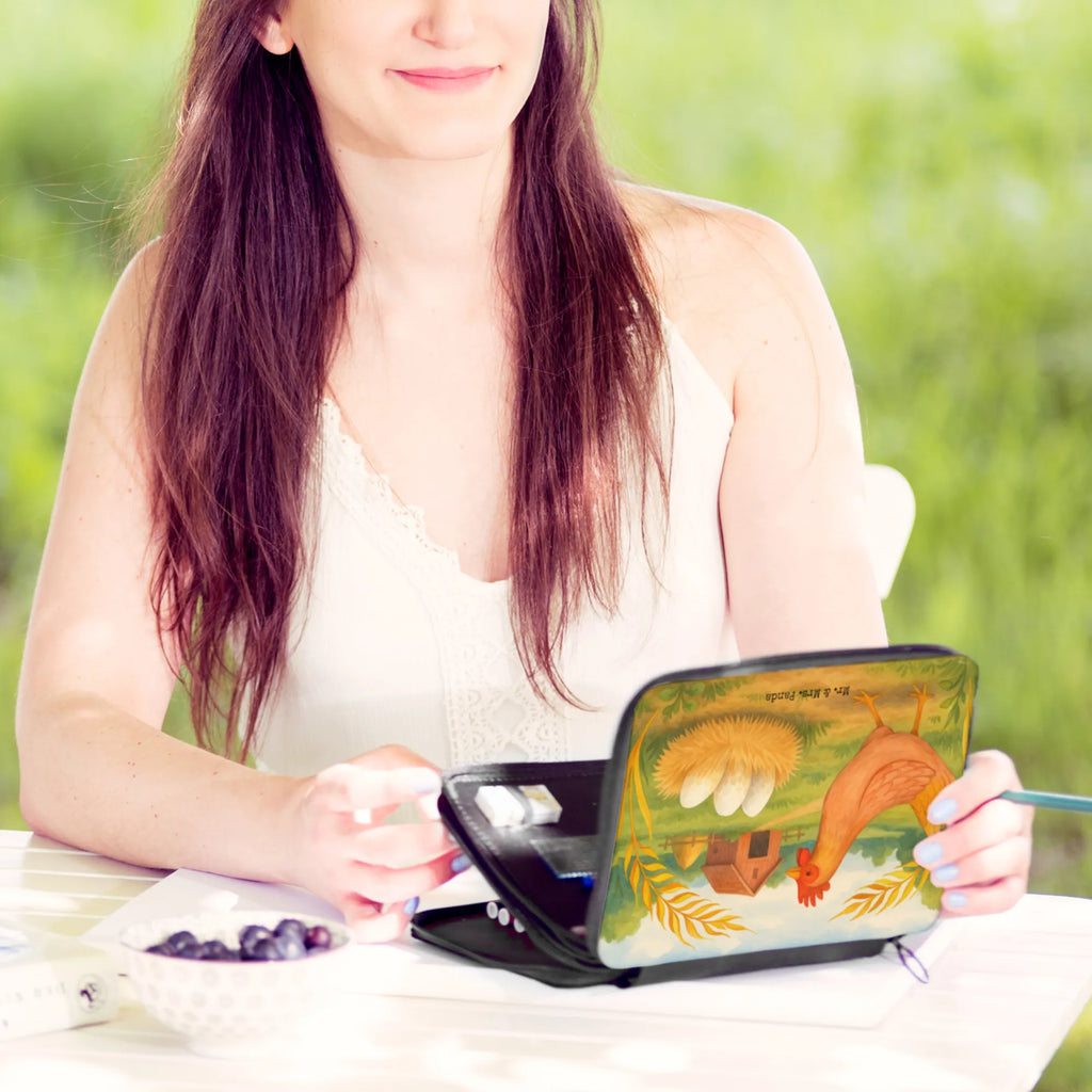 Federmappe Huhn Stolz Design Stifterolle, Stifte Etui, Einschulung, Bestückte Federmappe, Schule, Federmäppchen, Federmappe Einschulung, Büro Stifte Etui, Stiftetasche, Federmäppchen bedruckt, Grundschule, Kinder Federmappe, Motiv, Schülerin, Schüler, Kind, Federmappe, Geschenk, Bauernhof, Hoftiere, Landwirt, Landwirtin, Hühner, Henne, Motivation, Magie, Hof, Spruch, Landleben, Geburt, Schwangerschaft, Hahn, Eier