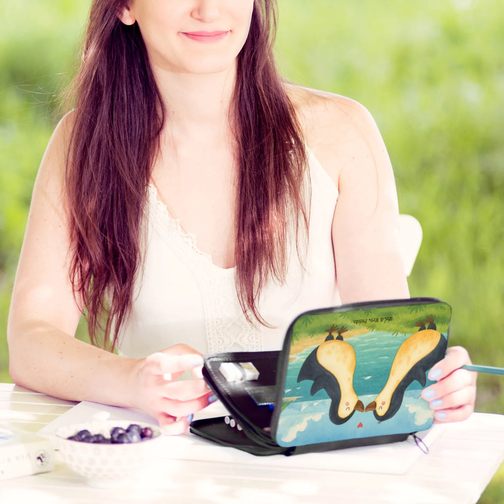 Federmappe Pinguine Kuss Design Kind, Schule, Stiftetasche, Schüler, Federmäppchen, Schülerin, Federmappe Einschulung, Kinder Federmappe, Grundschule, Stifte Etui, Büro Stifte Etui, Federmappe, Einschulung, Stifterolle, Motiv, Geschenk, Bestückte Federmappe, Federmäppchen bedruckt, Liebe, Partner, Freund, Freundin, Ehemann, Ehefrau, Heiraten, Verlobung, Heiratsantrag, Liebesgeschenk, Jahrestag, Hocheitstag, Hochzeitstag, für Männer, Geschenk für Frauen, Geschenk für Partner, Valentinstag, Mitbringsel, Geschenk für Freundin, für Ehemann, Liebesbeweis