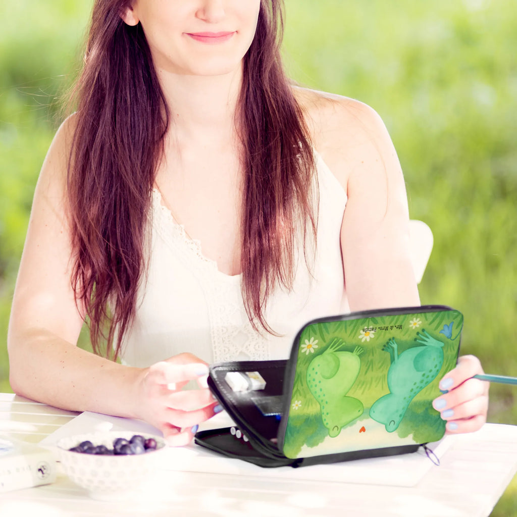 Leather folder Frogs in love Design Stifterolle, Schule, Kind, Bestückte Federmappe, Stifte Etui, Federmäppchen bedruckt, Geschenk, Motiv, Schülerin, Kinder Federmappe, Stiftetasche, Büro Stifte Etui, Federmäppchen, Federmappe Einschulung, Einschulung, Grundschule, Schüler, Federmappe, Liebe, Partner, Freund, Freundin, Ehemann, Ehefrau, Heiraten, Verlobung, Heiratsantrag, Liebesgeschenk, Jahrestag, Hocheitstag, Liebesbeweis, Verheiratet, Frösche, Verlobt, Geschenk Hochzeit, Hochzeitstag, Geschenk Freund, Froschkönig, Verliebt, Frosch, Fröschchen, Geschenk Freundin