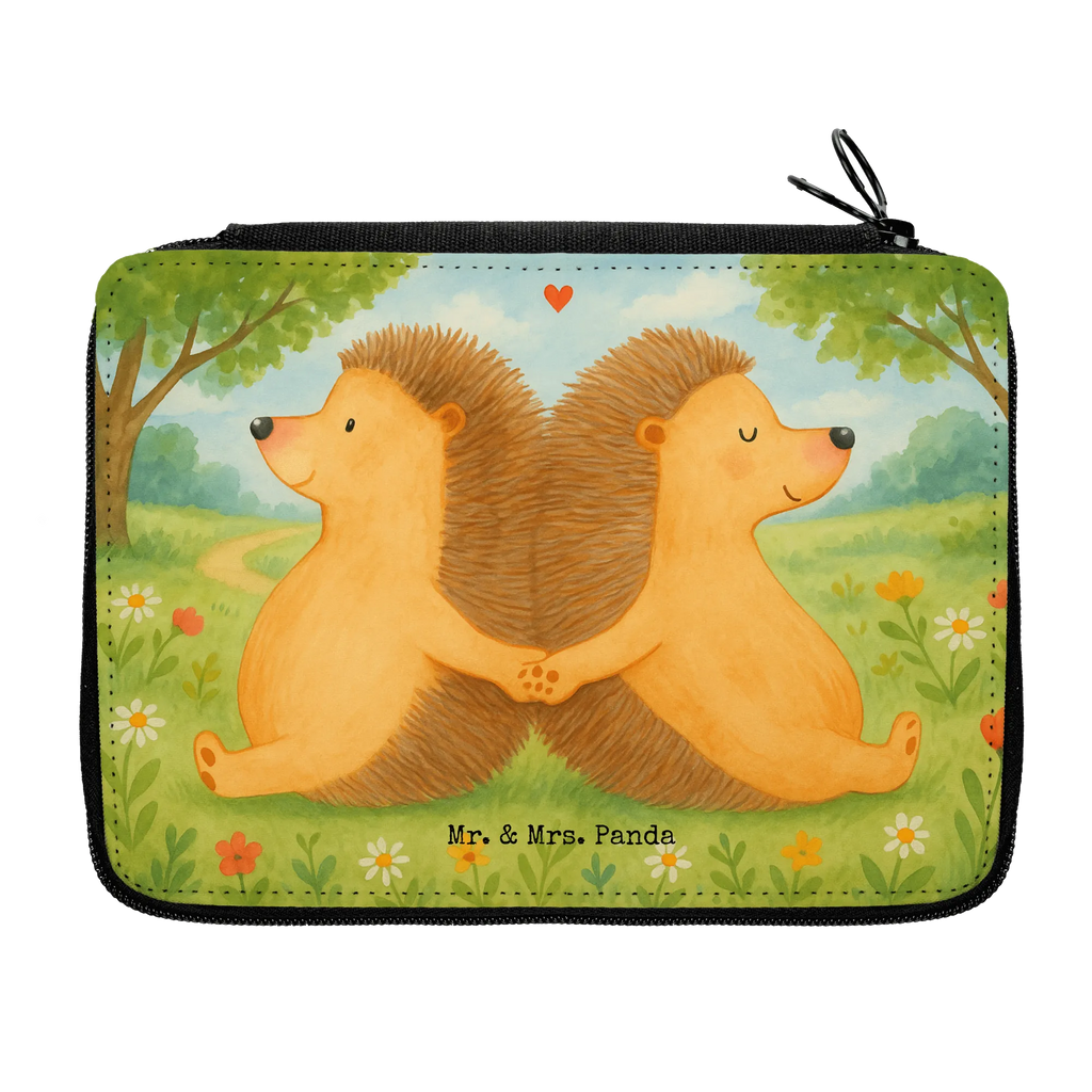 Federmappe Igel händchenhaltend Design Federmäppchen, Einschulung, Grundschule, Büro Stifte Etui, Geschenk, Schülerin, Bestückte Federmappe, Stifterolle, Kind, Kinder Federmappe, Federmappe Einschulung, Schule, Schüler, Federmäppchen bedruckt, Motiv, Stifte Etui, Federmappe, Stiftetasche, Liebe, Partner, Freund, Freundin, Ehemann, Ehefrau, Heiraten, Verlobung, Heiratsantrag, Liebesgeschenk, Jahrestag, Hocheitstag, Gemeinsamkeit, Liebesbeweis, große Liebe, Geschenk für zwei, Love, Liebesbotschaft, Lieblingsmensch, Hochzeit, Hand in Hand, Igel, Igelliebe