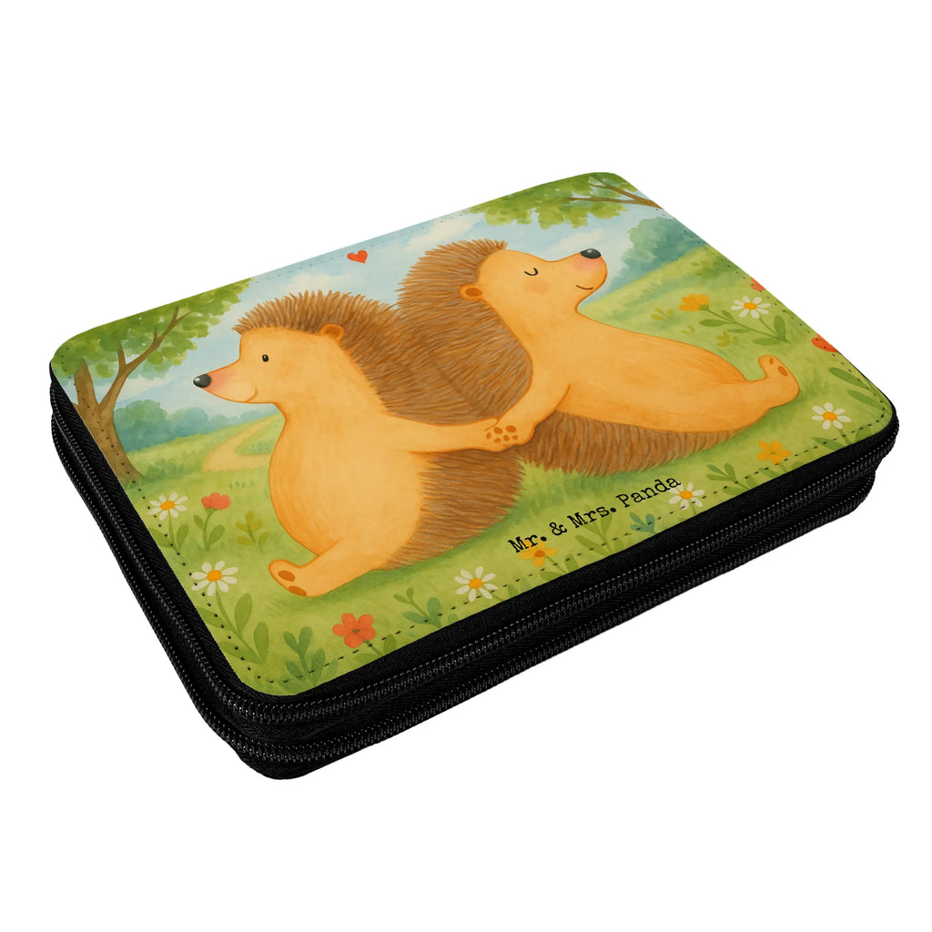 Federmappe Igel händchenhaltend Design Federmäppchen, Einschulung, Grundschule, Büro Stifte Etui, Geschenk, Schülerin, Bestückte Federmappe, Stifterolle, Kind, Kinder Federmappe, Federmappe Einschulung, Schule, Schüler, Federmäppchen bedruckt, Motiv, Stifte Etui, Federmappe, Stiftetasche, Liebe, Partner, Freund, Freundin, Ehemann, Ehefrau, Heiraten, Verlobung, Heiratsantrag, Liebesgeschenk, Jahrestag, Hocheitstag, Gemeinsamkeit, Liebesbeweis, große Liebe, Geschenk für zwei, Love, Liebesbotschaft, Lieblingsmensch, Hochzeit, Hand in Hand, Igel, Igelliebe