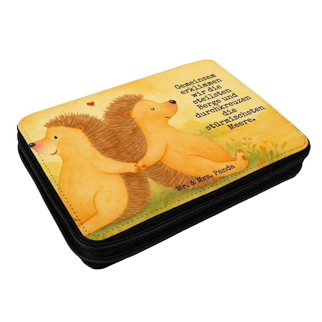 Federmappe Igel händchenhaltend Design Federmäppchen, Einschulung, Grundschule, Büro Stifte Etui, Geschenk, Schülerin, Bestückte Federmappe, Stifterolle, Kind, Kinder Federmappe, Federmappe Einschulung, Schule, Schüler, Federmäppchen bedruckt, Motiv, Stifte Etui, Federmappe, Stiftetasche, Liebe, Partner, Freund, Freundin, Ehemann, Ehefrau, Heiraten, Verlobung, Heiratsantrag, Liebesgeschenk, Jahrestag, Hocheitstag, Gemeinsamkeit, Liebesbeweis, große Liebe, Geschenk für zwei, Love, Liebesbotschaft, Lieblingsmensch, Hochzeit, Hand in Hand, Igel, Igelliebe