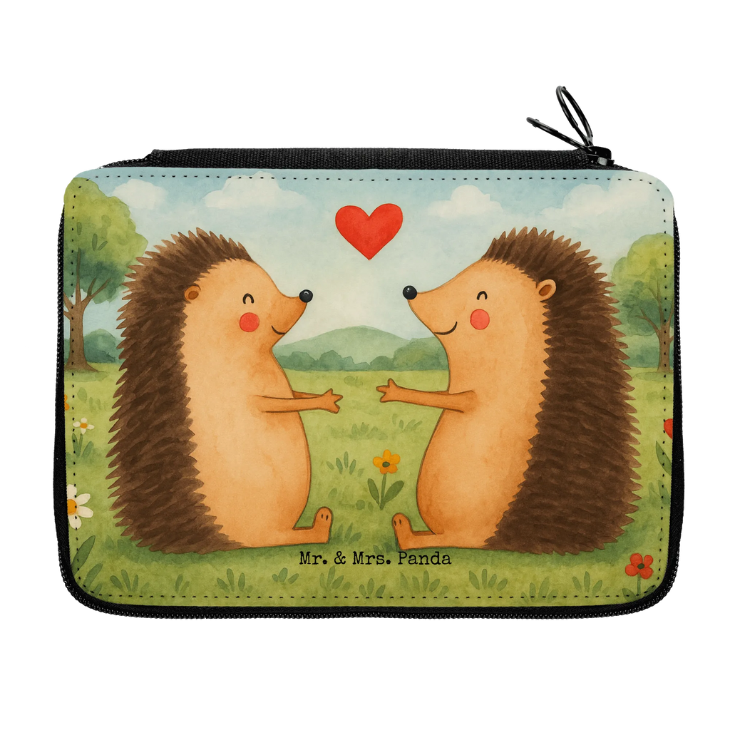 Federmappe Igel Liebe Design Schulmäppchen, Buntstiftmäppchen, Schreibetui, Stiftemappe, Stiftetasche, Mäppchen, Bleistift Etui, Federmappe Set, Farbstiftetui, Buntstiftetui, Schüleretui, Malmappe, Stifte Etui, Stifteetui, Etui für Stifte, Bleistiftetui, Federtasche, Schreibmappe, Zeichenetui, Federmäppchen, Schuletui, Stiftebeutel, Schlampermäppchen, Freundin, Freund, Liebe, Liebesgeschenk, Jahrestag, Verlobung, Partner, Ehemann, Ehefrau, Heiraten, Heiratsantrag, Hocheitstag, Geschenk, Liebesbeweis, Hochzeit, Verliebt, Verlobt, Igel, Hochzeitstag, Verheiratet