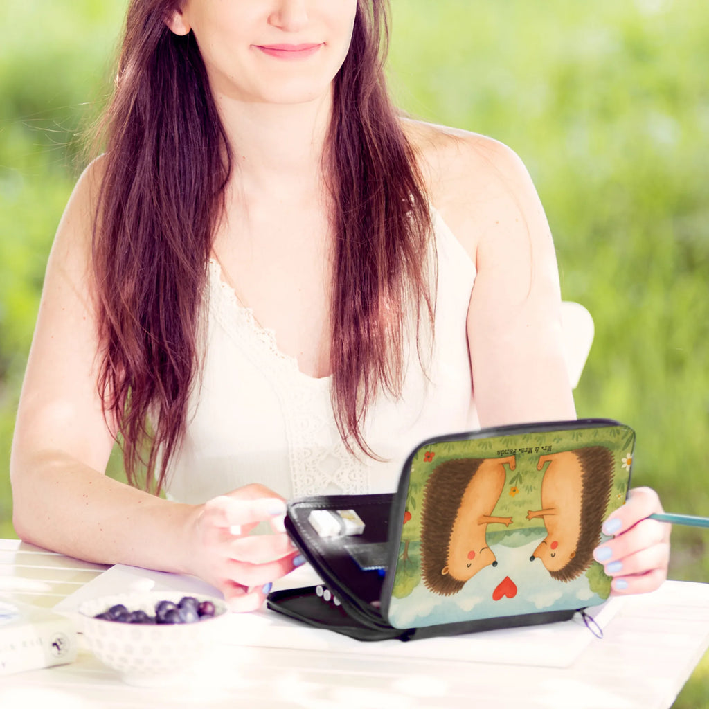 Federmappe Igel Liebe Design Schulmäppchen, Buntstiftmäppchen, Schreibetui, Stiftemappe, Stiftetasche, Mäppchen, Bleistift Etui, Federmappe Set, Farbstiftetui, Buntstiftetui, Schüleretui, Malmappe, Stifte Etui, Stifteetui, Etui für Stifte, Bleistiftetui, Federtasche, Schreibmappe, Zeichenetui, Federmäppchen, Schuletui, Stiftebeutel, Schlampermäppchen, Freundin, Freund, Liebe, Liebesgeschenk, Jahrestag, Verlobung, Partner, Ehemann, Ehefrau, Heiraten, Heiratsantrag, Hocheitstag, Geschenk, Liebesbeweis, Hochzeit, Verliebt, Verlobt, Igel, Hochzeitstag, Verheiratet