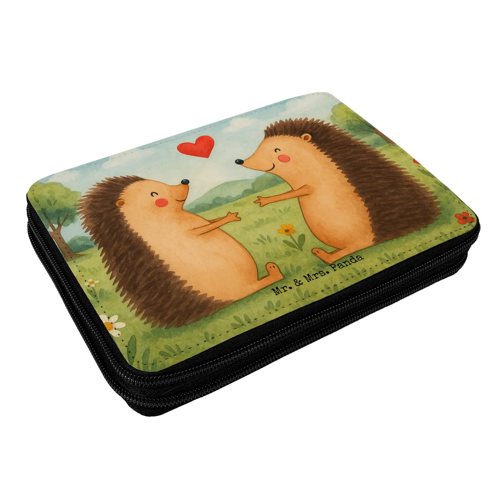 Federmappe Igel Liebe Design Schulmäppchen, Buntstiftmäppchen, Schreibetui, Stiftemappe, Stiftetasche, Mäppchen, Bleistift Etui, Federmappe Set, Farbstiftetui, Buntstiftetui, Schüleretui, Malmappe, Stifte Etui, Stifteetui, Etui für Stifte, Bleistiftetui, Federtasche, Schreibmappe, Zeichenetui, Federmäppchen, Schuletui, Stiftebeutel, Schlampermäppchen, Freundin, Freund, Liebe, Liebesgeschenk, Jahrestag, Verlobung, Partner, Ehemann, Ehefrau, Heiraten, Heiratsantrag, Hocheitstag, Geschenk, Liebesbeweis, Hochzeit, Verliebt, Verlobt, Igel, Hochzeitstag, Verheiratet