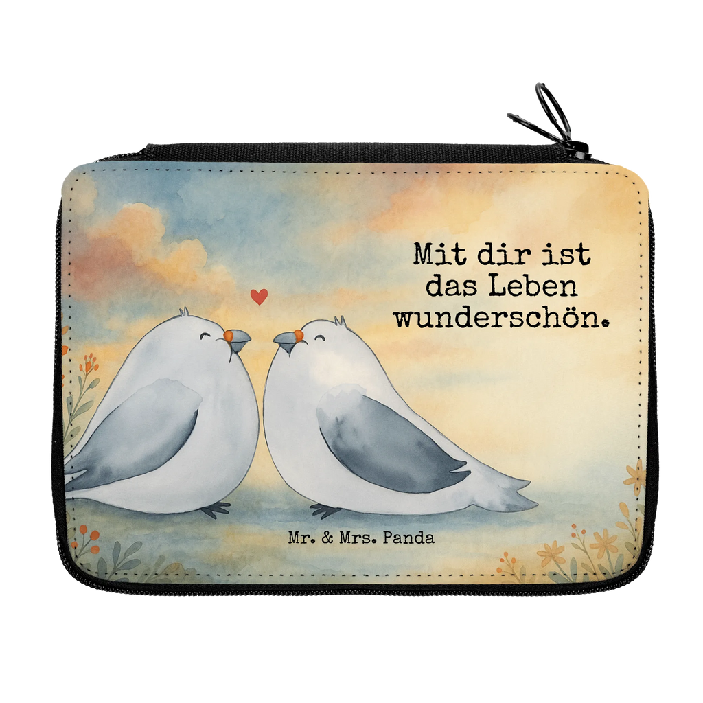 Federmappe Turteltauben Liebe Design Federmappe, Stiftetasche, Stifte Etui, Schule, Einschulung, Geschenk, Kind, Schüler, Schülerin, Stifterolle, Federmäppchen, Motiv, Grundschule, Federmäppchen bedruckt, Büro Stifte Etui, Bestückte Federmappe, Kinder Federmappe, Federmappe Einschulung, Liebe, Partner, Freund, Freundin, Ehemann, Ehefrau, Heiraten, Verlobung, Heiratsantrag, Liebesgeschenk, Jahrestag, Hocheitstag, Turteltauben, Turteltäubchen, Tauben, Verliebt, Verlobt, Verheiratet, Geschenk Freundin, Geschenk Freund, Liebesbeweis, Hochzeitstag, Geschenk Hochzeit