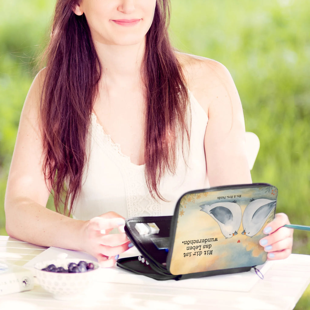 Federmappe Turteltauben Liebe Design Federmappe, Stiftetasche, Stifte Etui, Schule, Einschulung, Geschenk, Kind, Schüler, Schülerin, Stifterolle, Federmäppchen, Motiv, Grundschule, Federmäppchen bedruckt, Büro Stifte Etui, Bestückte Federmappe, Kinder Federmappe, Federmappe Einschulung, Liebe, Partner, Freund, Freundin, Ehemann, Ehefrau, Heiraten, Verlobung, Heiratsantrag, Liebesgeschenk, Jahrestag, Hocheitstag, Turteltauben, Turteltäubchen, Tauben, Verliebt, Verlobt, Verheiratet, Geschenk Freundin, Geschenk Freund, Liebesbeweis, Hochzeitstag, Geschenk Hochzeit