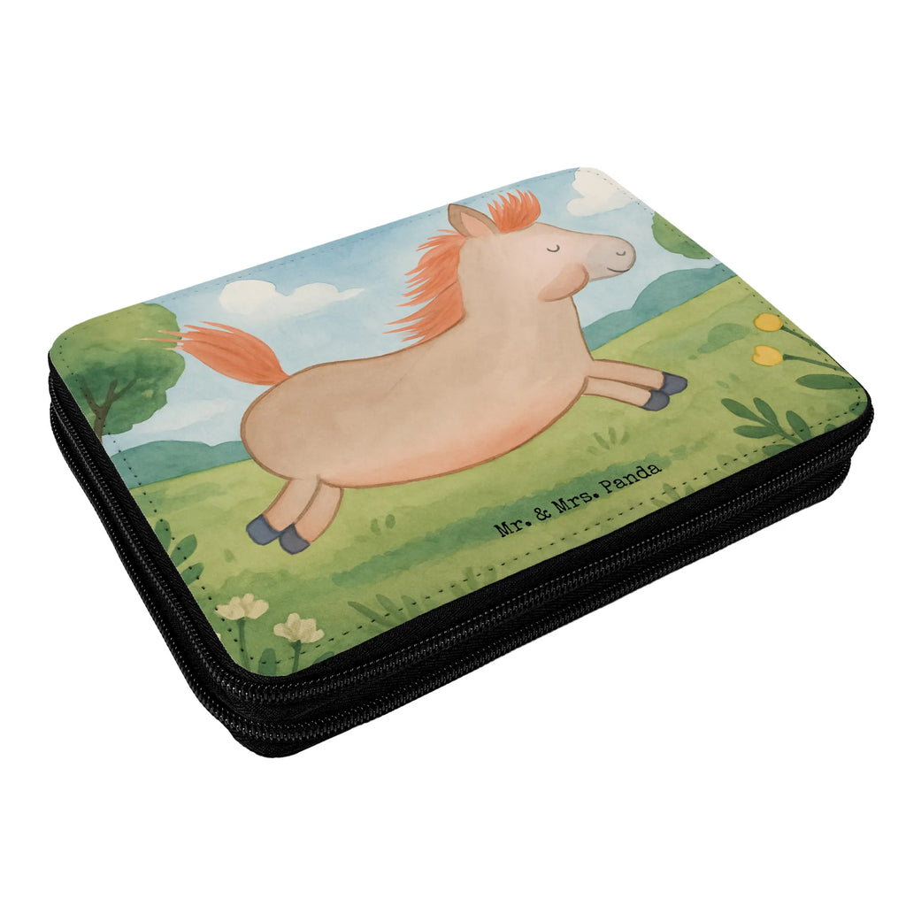 Federmappe Pferd Springen Design Federmappe, Stiftetasche, Stifte Etui, Schule, Einschulung, Geschenk, Kind, Schüler, Schülerin, Stifterolle, Federmäppchen, Motiv, Grundschule, Federmäppchen bedruckt, Büro Stifte Etui, Bestückte Federmappe, Kinder Federmappe, Federmappe Einschulung, Bauernhof, Hoftiere, Landwirt, Landwirtin, Pferd, Pony, Pferde, Stall, Pferdestall, ausreiten, reiten, Pferdebesitzer