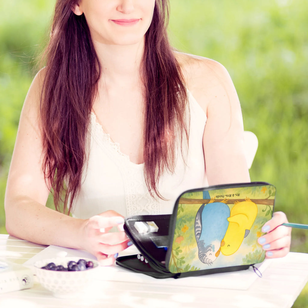 Federmappe Wellensittich Liebe Design Bestückte Federmappe, Federmappe Einschulung, Stifte Etui, Grundschule, Kinder Federmappe, Schule, Büro Stifte Etui, Motiv, Federmäppchen, Federmäppchen bedruckt, Stiftetasche, Schüler, Federmappe, Geschenk, Einschulung, Schülerin, Stifterolle, Kind, Liebe, Partner, Freund, Freundin, Ehemann, Ehefrau, Heiraten, Verlobung, Heiratsantrag, Liebesgeschenk, Jahrestag, Hocheitstag, Vögel, Nähe, Kuscheln, Vertrauen, Wellensittich