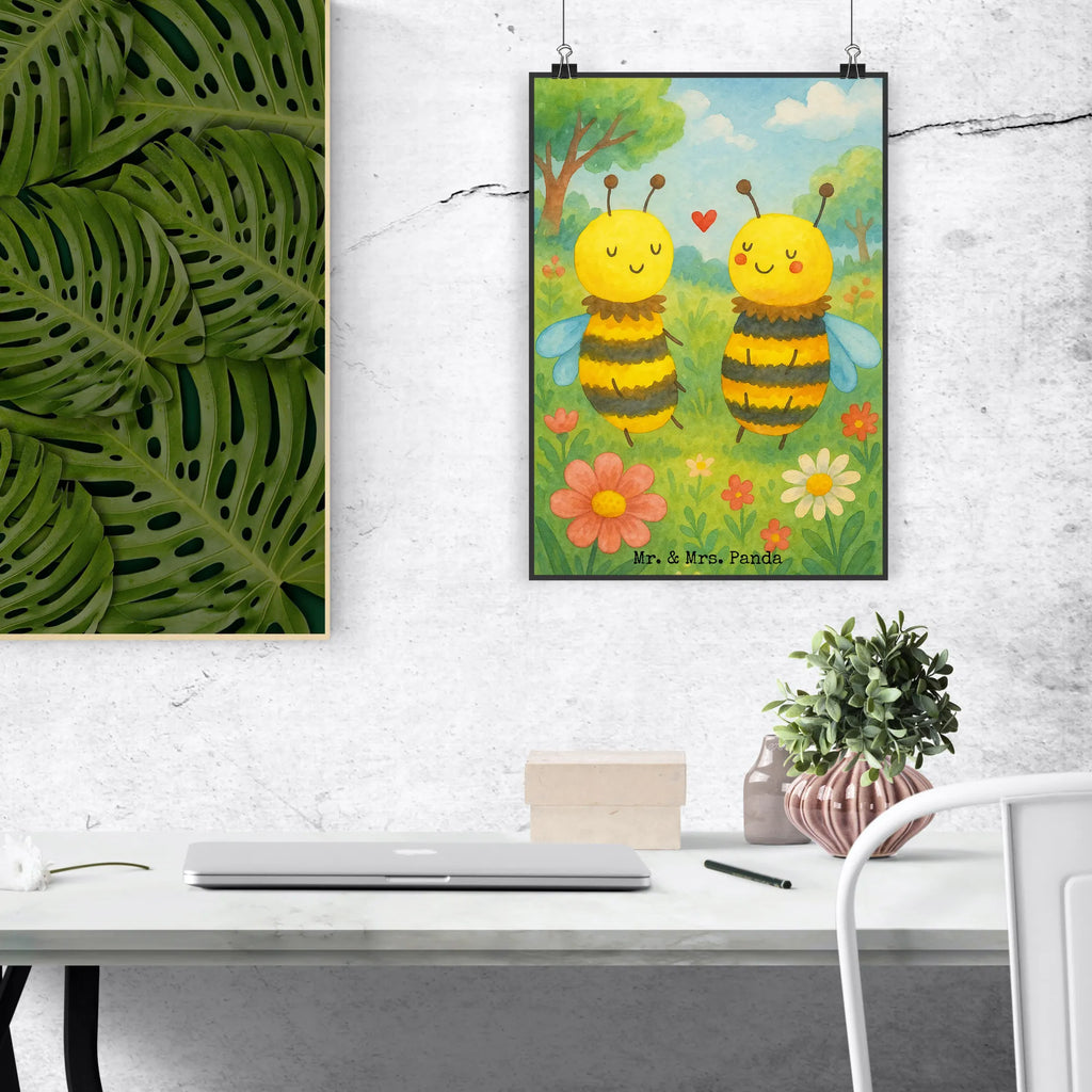 Poster bee In love Design Designposter, Bild, Handgemaltes Poster, Kunstdruck, Mr. & Mrs. Panda Poster, Wanddeko, Wanddeko Bild, Wanddekoration, Küchenposter, Poster, Raumdekoration, Posterdruck, Wandposter, Kinderposter, Biene, Wespe, Hummel