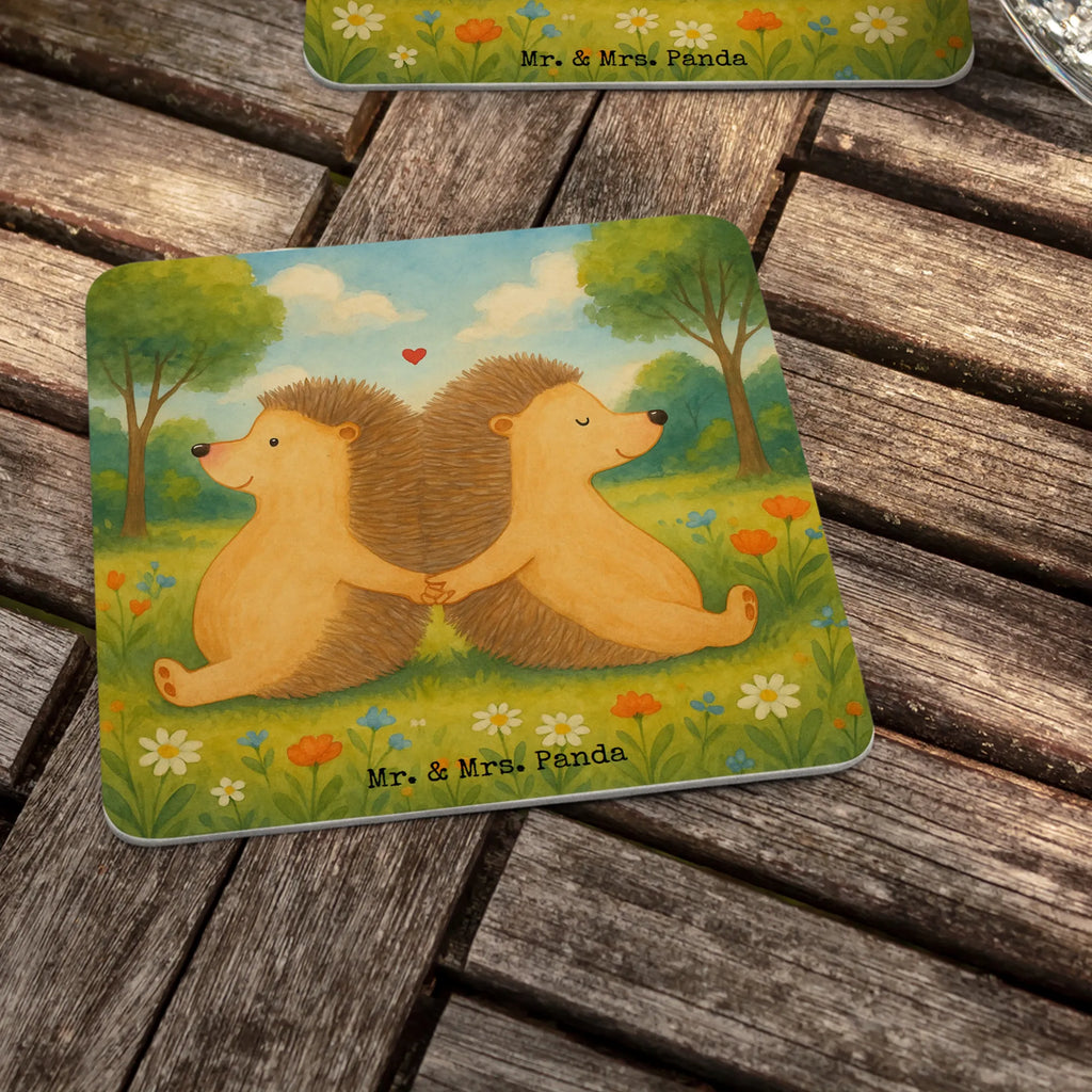 Bierdeckel Igel händchenhaltend Design Bierdeckel, Tischdeko, Gastgeschenk Hochzeit, Liebe, Partner, Freund, Freundin, Ehemann, Ehefrau, Heiraten, Verlobung, Heiratsantrag, Liebesgeschenk, Jahrestag, Hocheitstag, Love, Igelliebe, Liebesbeweis, Geschenk für zwei, Hochzeit, Igel, Lieblingsmensch, große Liebe, Hand in Hand, Gemeinsamkeit, Liebesbotschaft