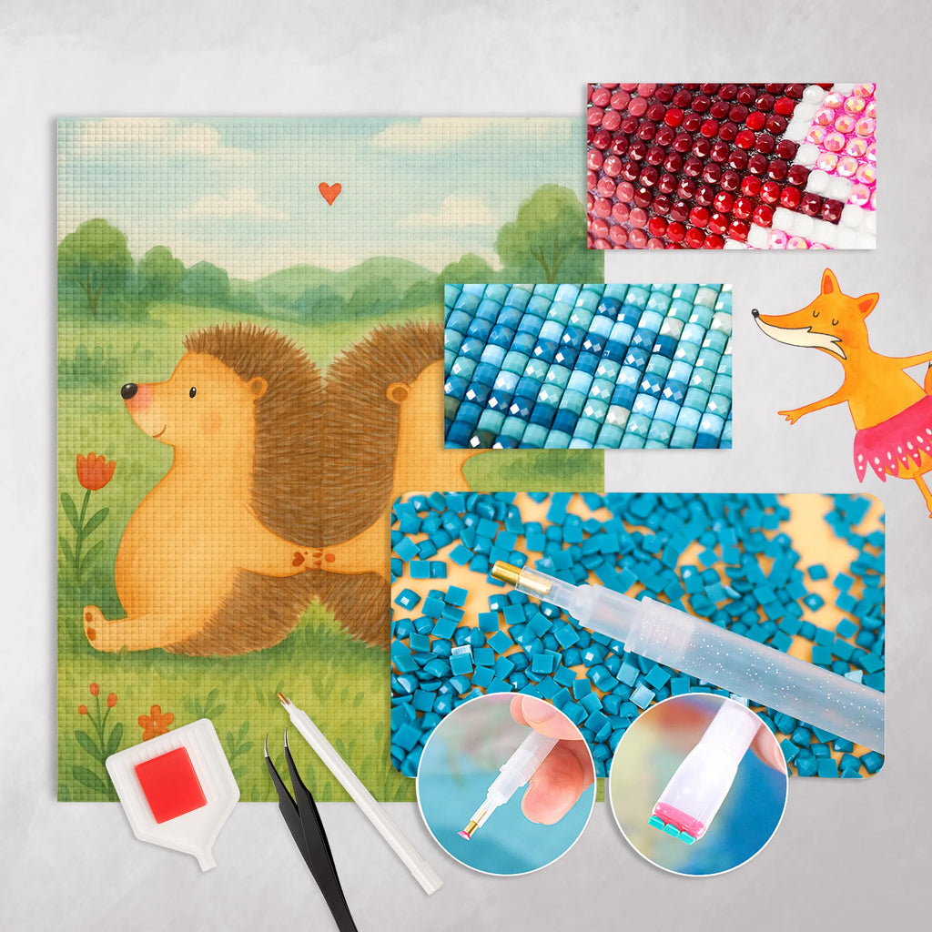 Diamond Painting Hedgehogs holding hands Design Kreativität, Diamond Painting, DIY, Kristallbild, Liebe, Partner, Freund, Freundin, Ehemann, Ehefrau, Heiraten, Verlobung, Heiratsantrag, Liebesgeschenk, Jahrestag, Hocheitstag, Hochzeit, Liebesbeweis, Hand in Hand, große Liebe, Gemeinsamkeit, Liebesbotschaft, Geschenk für zwei, Igelliebe, Love, Igel, Lieblingsmensch