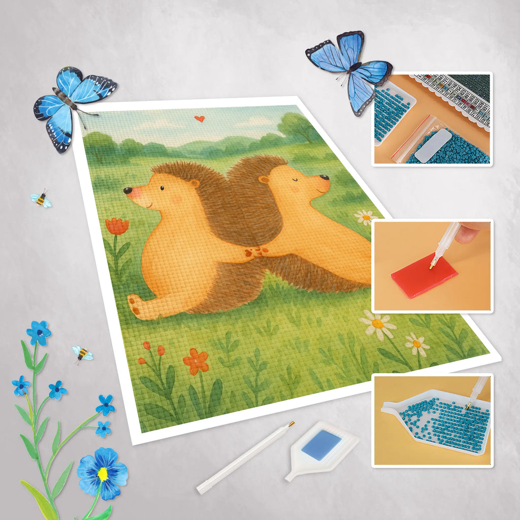 Diamond Painting Hedgehogs holding hands Design Kreativität, Diamond Painting, DIY, Kristallbild, Liebe, Partner, Freund, Freundin, Ehemann, Ehefrau, Heiraten, Verlobung, Heiratsantrag, Liebesgeschenk, Jahrestag, Hocheitstag, Hochzeit, Liebesbeweis, Hand in Hand, große Liebe, Gemeinsamkeit, Liebesbotschaft, Geschenk für zwei, Igelliebe, Love, Igel, Lieblingsmensch