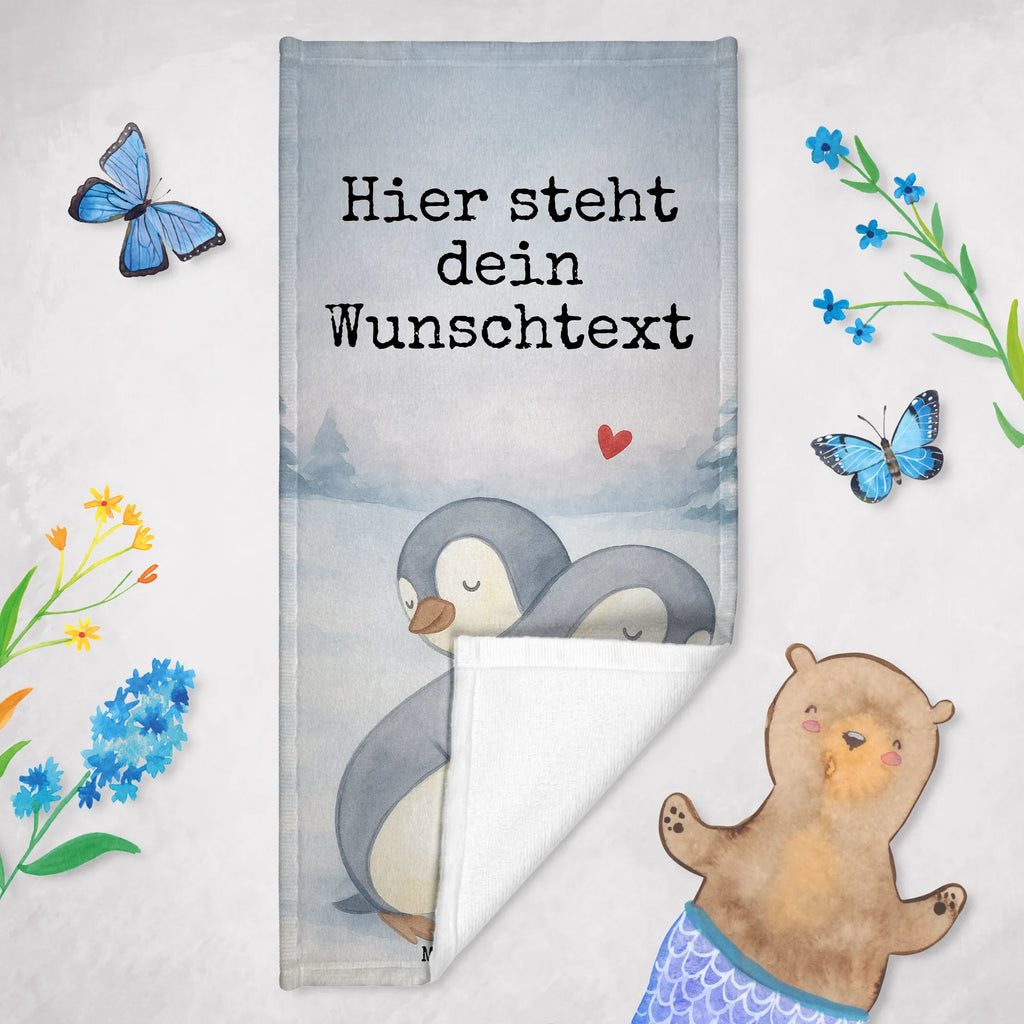 Personalisiertes Badehandtuch Pinguine Kuscheln Design Personalisiertes Badetuch, Badetuch mit Namen, Personalisiertes Handtuch, Duschtuch mit Namen, Kinder Handtuch mit Namen, Saunatuch mit Namen, Strandtuch mit Namen, Liebe, Partner, Freund, Freundin, Ehemann, Ehefrau, Heiraten, Verlobung, Heiratsantrag, Liebesgeschenk, Jahrestag, Hocheitstag, Geschenk für Partner, für Männer, Liebesbeweis, Mitbringsel, Geschenk für Frauen, für Ehemann, Valentinstag, Geschenk für Freundin, Hochzeitstag