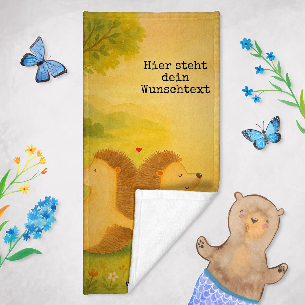 Personalisiertes Badehandtuch Igel händchenhaltend Design Personalisiertes Badetuch, Personalisiertes Handtuch, Saunatuch mit Namen, Strandtuch mit Namen, Badetuch mit Namen, Duschtuch mit Namen, Kinder Handtuch mit Namen, Liebe, Partner, Freund, Freundin, Ehemann, Ehefrau, Heiraten, Verlobung, Heiratsantrag, Liebesgeschenk, Jahrestag, Hocheitstag, Geschenk für zwei, Lieblingsmensch, Liebesbeweis, Love, große Liebe, Hand in Hand, Liebesbotschaft, Igel, Gemeinsamkeit, Igelliebe, Hochzeit