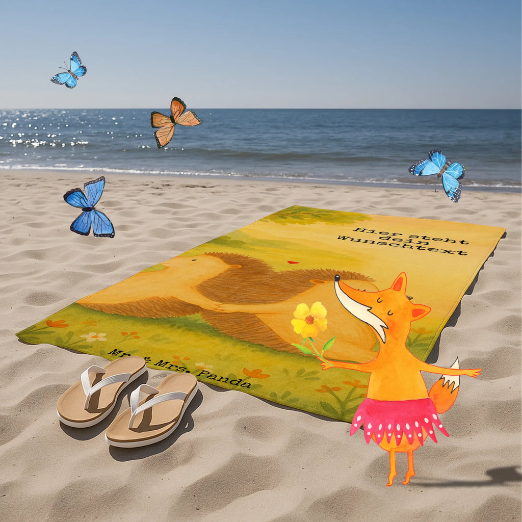 Personalisiertes Badehandtuch Igel händchenhaltend Design Personalisiertes Badetuch, Personalisiertes Handtuch, Saunatuch mit Namen, Strandtuch mit Namen, Badetuch mit Namen, Duschtuch mit Namen, Kinder Handtuch mit Namen, Liebe, Partner, Freund, Freundin, Ehemann, Ehefrau, Heiraten, Verlobung, Heiratsantrag, Liebesgeschenk, Jahrestag, Hocheitstag, Geschenk für zwei, Lieblingsmensch, Liebesbeweis, Love, große Liebe, Hand in Hand, Liebesbotschaft, Igel, Gemeinsamkeit, Igelliebe, Hochzeit