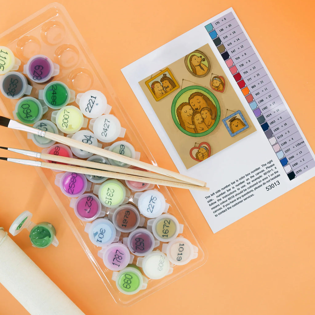 Malowanie według numerów Rodzina jeży Design Malen, Malen nach Zahlen, DIY, Künstler, Baseln, Kreativität, Kunstwerk, Bastelidee, Ausmalbild, Familie, Vatertag, Muttertag, Bruder, Schwester, Mama, Papa, Oma, Opa, Glück, Zusammenhalt, Bilder, Igel, Liebe