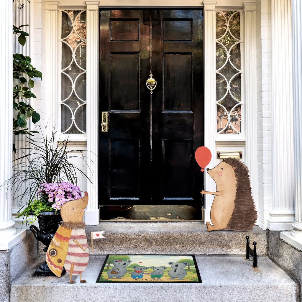 Doormat Rodzina koali dwa Design Fußabstreifer außen, Fußmatte innen, Schmutzfangmatte, Eingangsteppich, Schmutzmatte, Vorleger, Fußmatte waschbar, Fussmatten online, Fußmatte außen, Fußabstreifer, Fussmatten, Sauberlaufmatte, Türvorleger, Motivfußmatte, Fußmatte außen wetterfest, Fußmatte outdoor, Schmutzfangmatte waschbar, Gummi Matte, Matte, Schmutzfangteppich, Fußabtreter außen, Fußabtreter, Fußmatten, Türmatte, Haustürmatte, Gummimatte, Schmutzfänger, Familie, Vatertag, Muttertag, Bruder, Schwester, Mama, Papa, Oma, Opa, Familienzeit, Koalafamilie, Familienleben, Koalabär, Koala, Lieblingsfamilie, beste Familie
