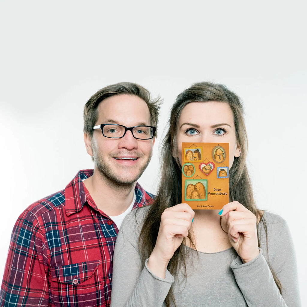 Personalised postcard Rodzina jeży Design Ansichtskarte mit Wunschtext, Grußkarte mit Namen, Geschenkkarte mit Namen, Einladung mit Wunschtext, Postkarte bedrucken, Postkarte mit Namen, Einladung mit Namen, Karte mit Namen, Ansichtskarte mit Namen, Postkarte personalisierbar, Geschenkkarte mit Wunschtext, Grußkarte mit Wunschtext, Postkarte mit Wunschtext, Karte mit Wunschtext, Familie, Vatertag, Muttertag, Bruder, Schwester, Mama, Papa, Oma, Opa, Glück, Bilder, Zusammenhalt, Igel, Liebe