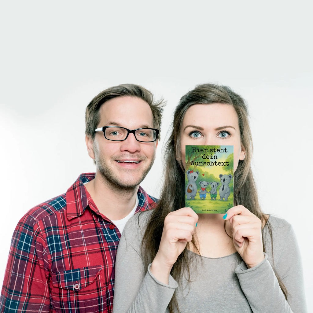 Personalised postcard Rodzina koali dwa Design Ansichtskarte mit Wunschtext, Grußkarte mit Wunschtext, Karte mit Wunschtext, Grußkarte mit Namen, Postkarte mit Wunschtext, Ansichtskarte mit Namen, Postkarte personalisierbar, Postkarte bedrucken, Geschenkkarte mit Wunschtext, Einladung mit Namen, Postkarte mit Namen, Einladung mit Wunschtext, Karte mit Namen, Geschenkkarte mit Namen, Familie, Vatertag, Muttertag, Bruder, Schwester, Mama, Papa, Oma, Opa, Koalabär, Familienzeit, Lieblingsfamilie, Familienleben, Koala, Koalafamilie, beste Familie