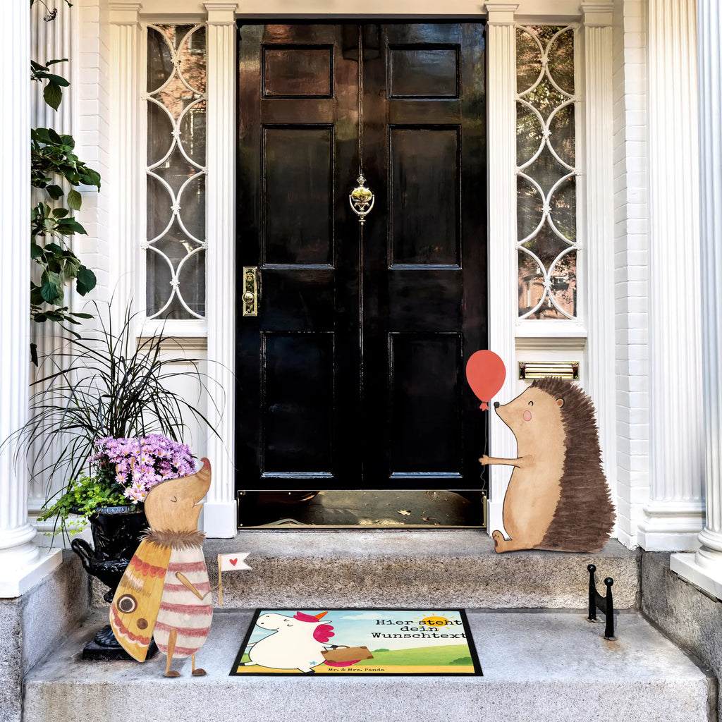 Personalisierte Fußmatte Einhorn Koffer Design Personalisierte Fußmatte, Personalisieruung, Wunschnamen, Fußmatte bedrucken, Bedrucken, Namensfussmatte, Haustürmatte personalisiert, Personalisiert, Fußmatte mit Namen, Türvorleger personalisiert, Türvorleger mit Namen, Einhorn, Einhörner, Einhorn Deko, Unicorn, Koffer, Erwachsen, unicorn, Spaß, lustig, albern, Reise, witzig, Kind, Verreisen, Gepäck, Abenteuer