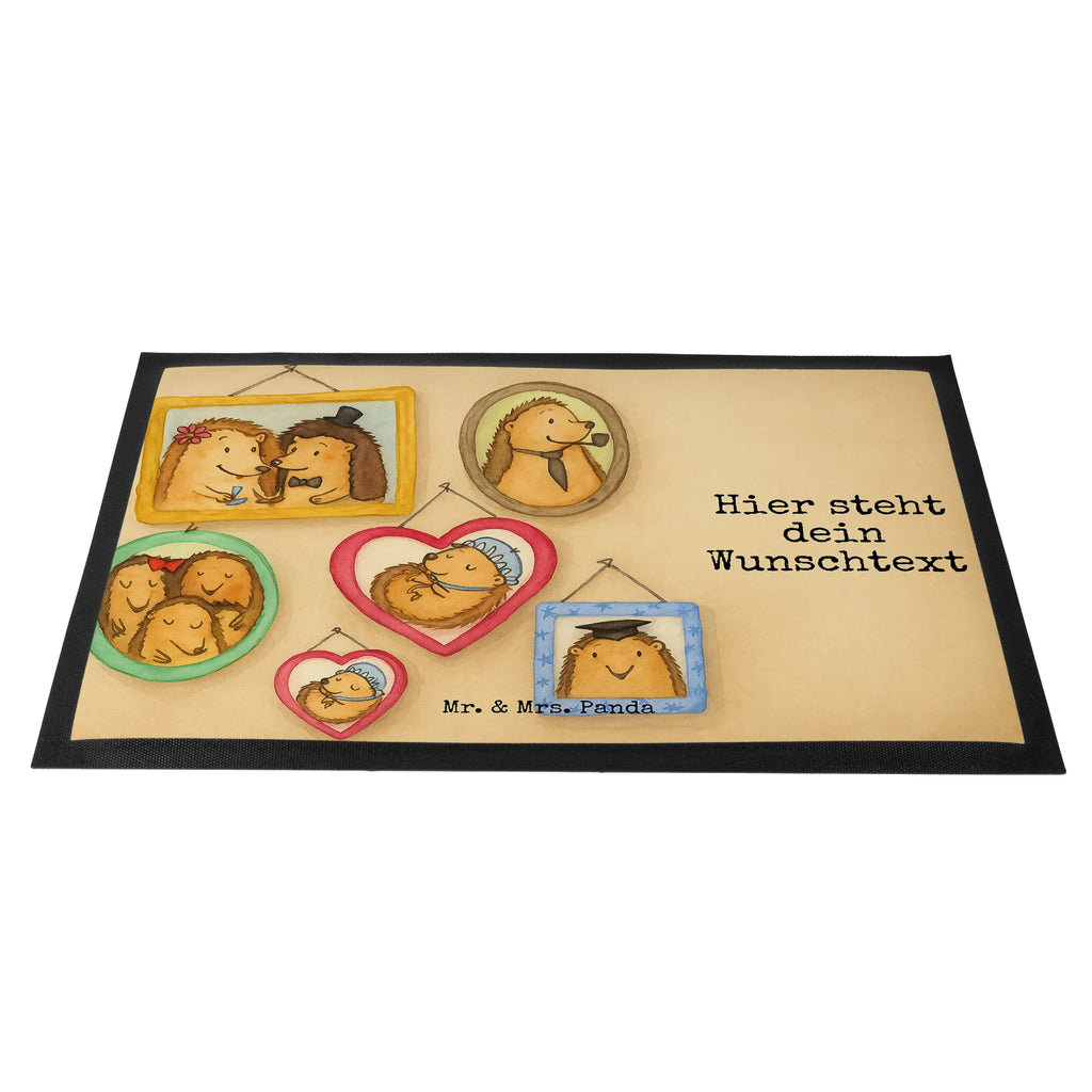 Personalisierte Fußmatte Igel Familie Design Türvorleger personalisiert, Namensfussmatte, Personalisieruung, Wunschnamen, Fußmatte bedrucken, Personalisierte Fußmatte, Bedrucken, Fußmatte mit Namen, Haustürmatte personalisiert, Personalisiert, Türvorleger mit Namen, Familie, Vatertag, Muttertag, Bruder, Schwester, Mama, Papa, Oma, Opa, Liebe, Bilder, Glück, Igel, Zusammenhalt