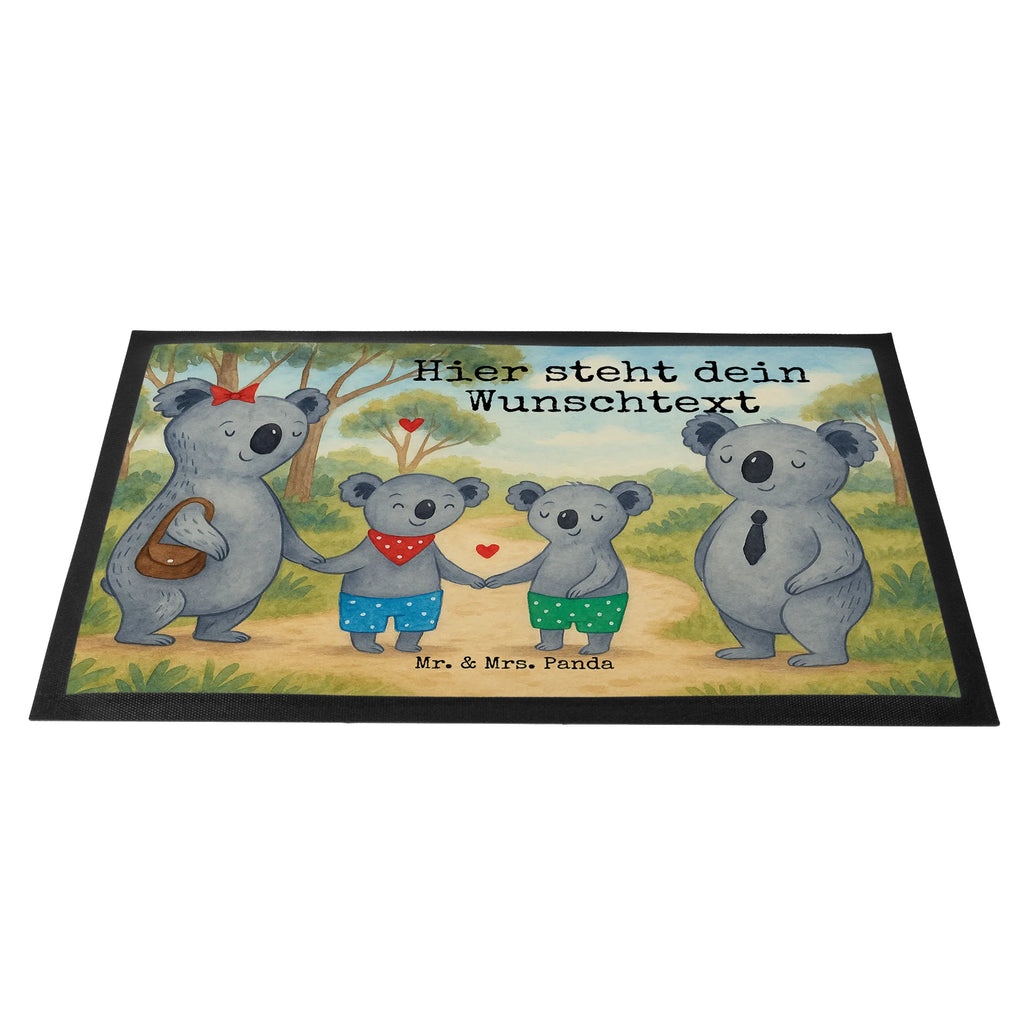 Spersonalizowana wycieraczka Rodzina koali dwa Design Türvorleger personalisiert, Personalisieruung, Fußmatte bedrucken, Fußmatte mit Namen, Wunschnamen, Bedrucken, Personalisierte Fußmatte, Personalisiert, Namensfussmatte, Türvorleger mit Namen, Haustürmatte personalisiert, Familie, Vatertag, Muttertag, Bruder, Schwester, Mama, Papa, Oma, Opa, Familienleben, Koalafamilie, Koala, Koalabär, Lieblingsfamilie, beste Familie, Familienzeit
