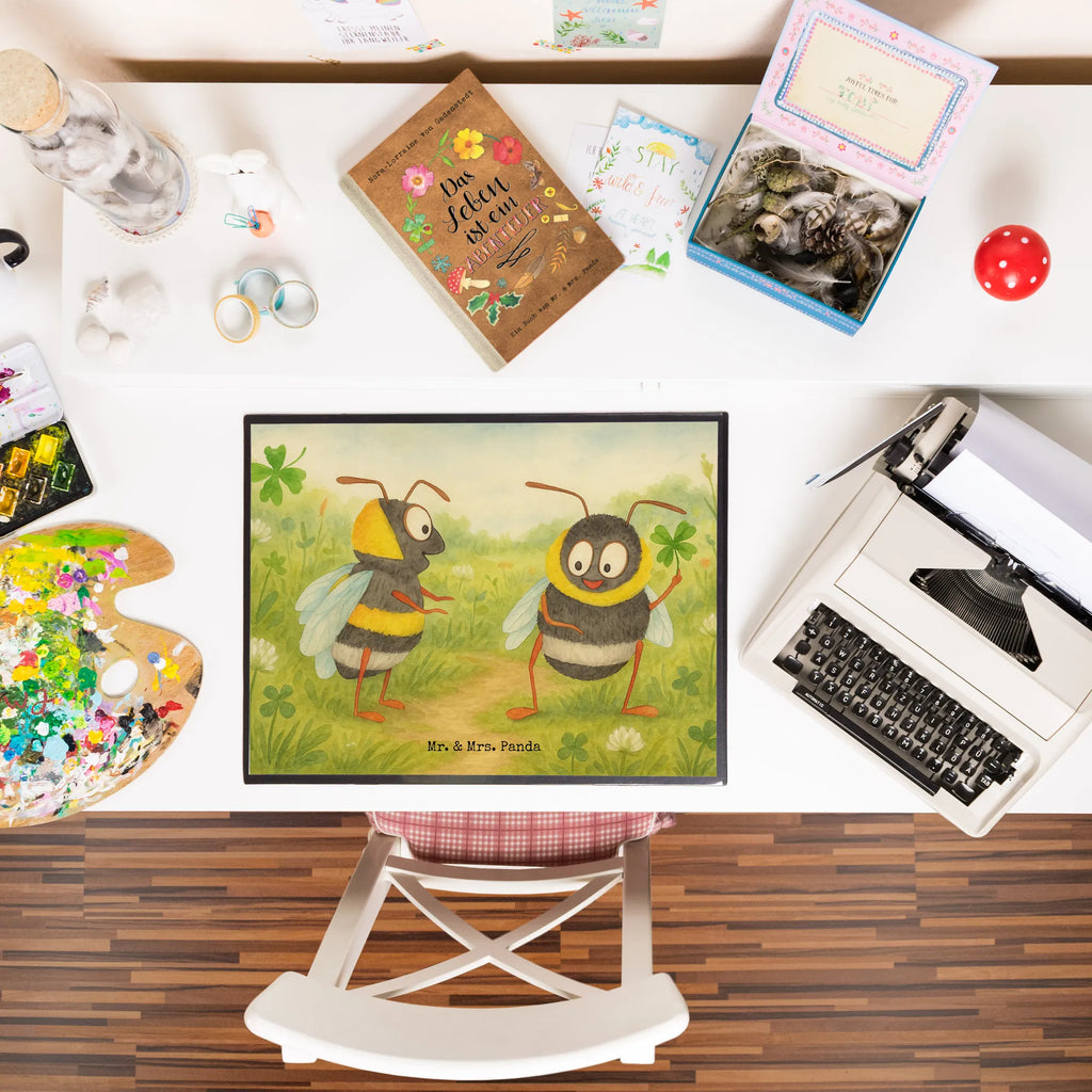 Schreibtischunterlage Hummeln Kleeblatt Design Schreibunterlage, Schreibtischauflage, Bürobedarf, Büroartikel, Schreibwaren, Schreibtisch Unterlagen, Schreibtischunterlage Groß, Tiermotive, Gute Laune, lustige Sprüche, Tiere, Hummel, Biene, Spruch positiv, Biene Deko, Spruch schön, glücklich sein, glücklich werden, Spruch fröhlich