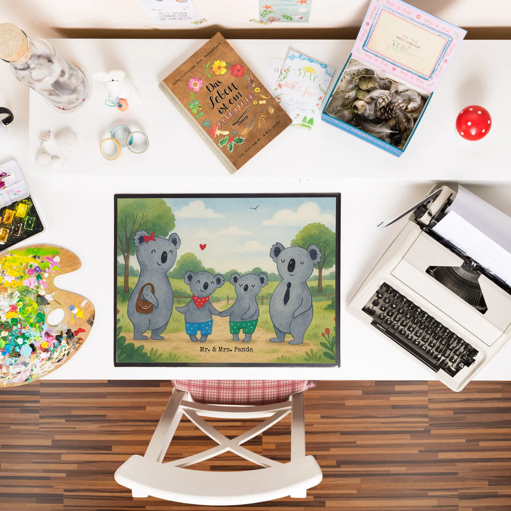 Schreibtischunterlage Koala Familie zwei Design Schreibunterlage, Schreibtischauflage, Bürobedarf, Büroartikel, Schreibwaren, Schreibtisch Unterlagen, Schreibtischunterlage Groß, Familie, Vatertag, Muttertag, Bruder, Schwester, Mama, Papa, Oma, Opa, Koala, Koalabär, beste Familie, Familienzeit, Familienleben, Koalafamilie, Lieblingsfamilie