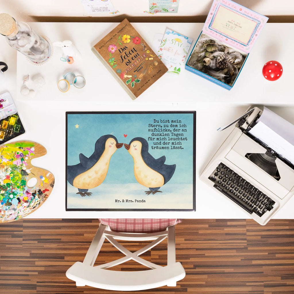 Schreibtischunterlage Pinguin Liebe Design Schreibunterlage, Schreibtischauflage, Bürobedarf, Büroartikel, Schreibwaren, Schreibtisch Unterlagen, Schreibtischunterlage Groß, Liebe, Partner, Freund, Freundin, Ehemann, Ehefrau, Heiraten, Verlobung, Heiratsantrag, Liebesgeschenk, Jahrestag, Hocheitstag, Pinguin, Pinguine, Pinguin Paar, Pinguinpaar, Pinguin Liebe, Paar, Pärchen. Liebespaar, Liebesbeweis, Liebesspruch, Hochzeitstag, Geschenk Freund, Geschenk Freundin, Verlobte, Verlobter, Love, Geschenk Hochzeitstag, Geschenkidee, Hochzeit, Gastgeschenk