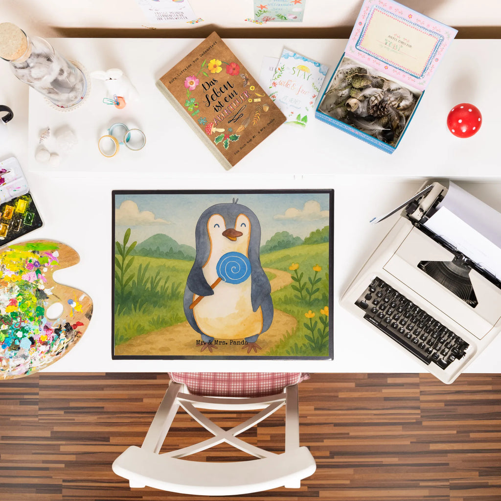 Schreibtischunterlage Pinguin Lolli Design Schreibunterlage, Schreibtischauflage, Bürobedarf, Büroartikel, Schreibwaren, Schreibtisch Unterlagen, Schreibtischunterlage Groß, Pinguin, Pinguine, Lolli, Süßigkeiten, Blödsinn, Spruch, Rebell, Gauner, Ganove, Rabauke