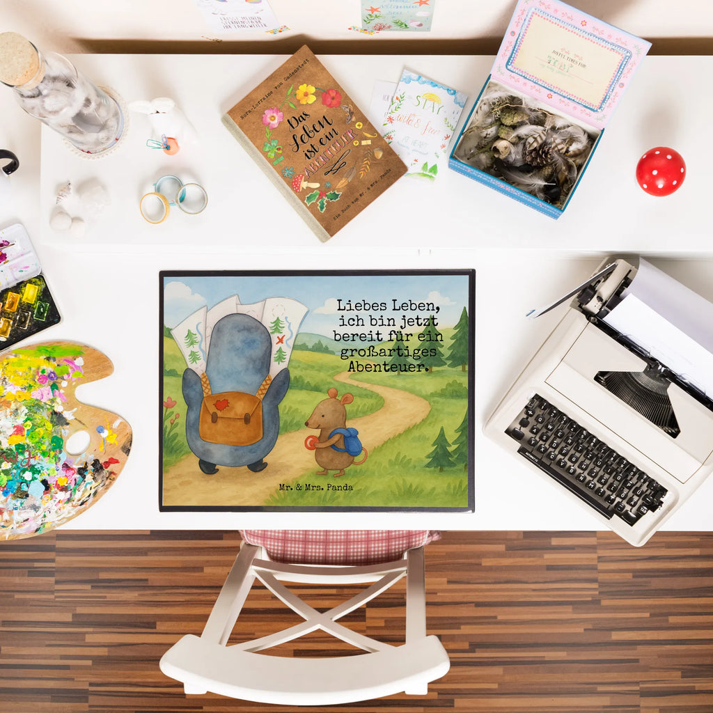 Desk pad Penguin & Mouse Hiker Design Schreibwaren, Schreibtischunterlage Groß, Schreibunterlage, Schreibtisch Unterlagen, Bürobedarf, Büroartikel, Schreibtischauflage, Pinguin, wandern, Ausflug, Abenteurer, Wanderlust, Abenteuer, Roadtrip, Pinguine