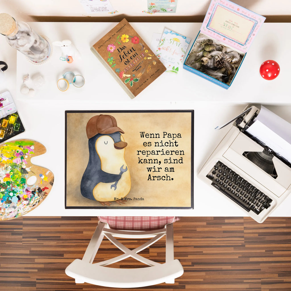 Schreibtischunterlage Wenn Papa es nicht reparieren kann, sind wir am Arsch Design Schreibunterlage, Schreibtischauflage, Bürobedarf, Büroartikel, Schreibwaren, Schreibtisch Unterlagen, Schreibtischunterlage Groß, Familie, Vatertag, Muttertag, Bruder, Schwester, Mama, Papa, Oma, Opa, Vater, Geschenk Papa, Bester Papa der Welt