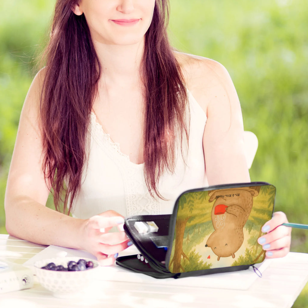 Federmappe Bär Kaffee Design Büro Stifte Etui, Schüler, Kind, Schülerin, Kinder Federmappe, Stifte Etui, Einschulung, Federmappe, Schule, Federmappe Einschulung, Stiftetasche, Bestückte Federmappe, Federmäppchen, Federmäppchen bedruckt, Geschenk, Motiv, Stifterolle, Grundschule, Bär, Teddy, Teddybär, Coffee, Kaffee, Motivation, Bären, Welt retten, Morgenroutine, guten Morgen, Welt erobern