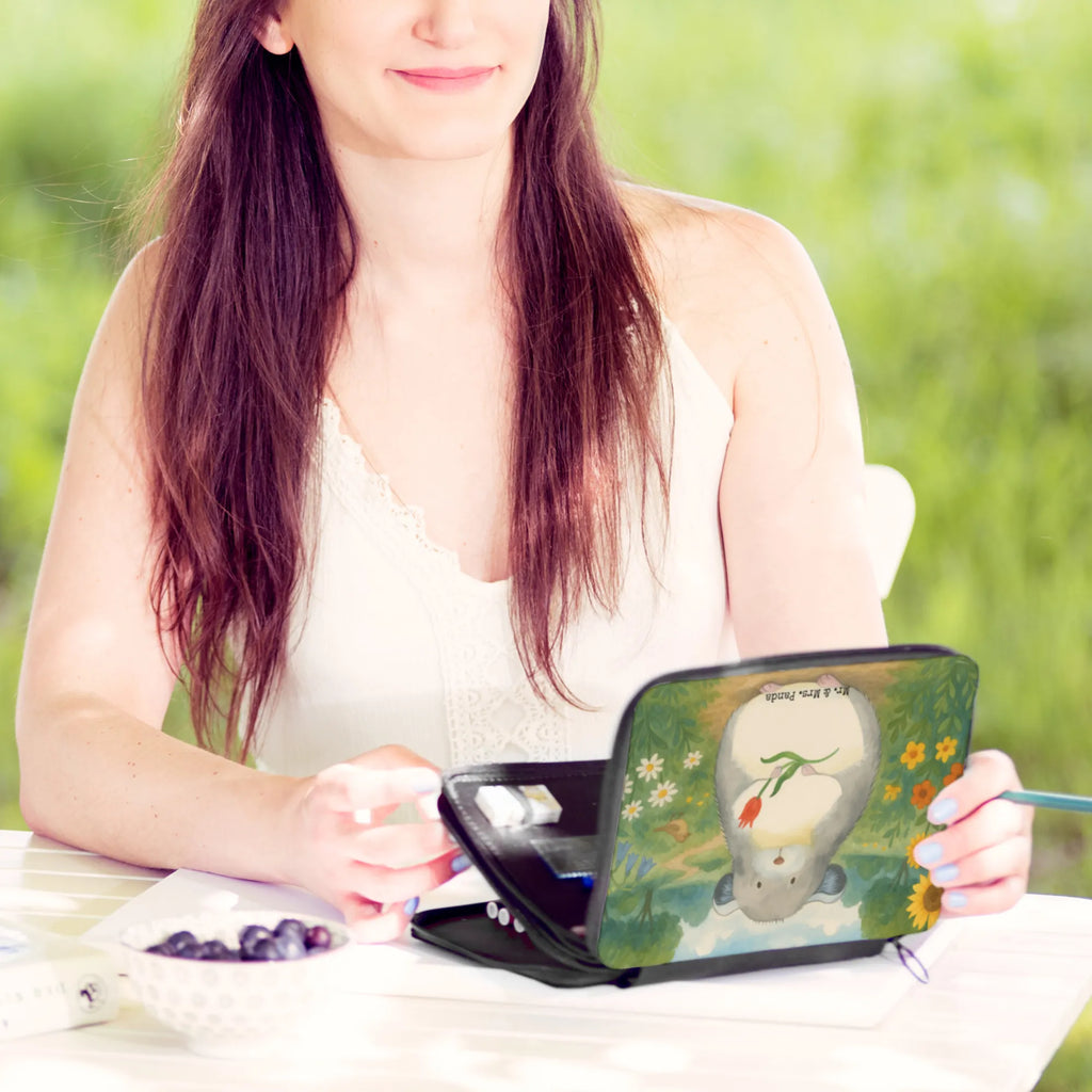 Federmappe Chinchilla Blume Design Stifterolle, Kinder Federmappe, Schüler, Einschulung, Stifte Etui, Federmappe Einschulung, Geschenk, Federmappe, Motiv, Kind, Stiftetasche, Bestückte Federmappe, Büro Stifte Etui, Federmäppchen, Schule, Schülerin, Grundschule, Federmäppchen bedruckt, Tiermotive, Gute Laune, lustige Sprüche, Tiere, Kummer, traurig sein, Chinchilla, Liebeskummer, Büro, Büroalltag, Chinchillas, Depressionen, Chaos, Glücklichsein