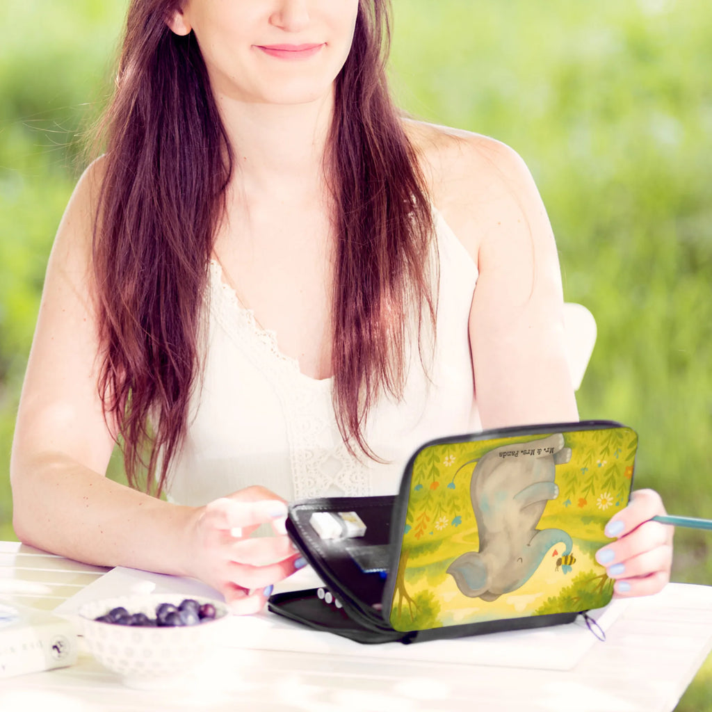 Federmappe Elefant Biene Design Federmappe, Stiftetasche, Stifte Etui, Schule, Einschulung, Geschenk, Kind, Schüler, Schülerin, Stifterolle, Federmäppchen, Motiv, Grundschule, Federmäppchen bedruckt, Büro Stifte Etui, Bestückte Federmappe, Kinder Federmappe, Federmappe Einschulung, Tiermotive, Gute Laune, lustige Sprüche, Tiere, Elefant, Biene, Liebe, Liebesbeweis, Jahrestag, Liebesgeschenk, Heiratsantrag, Hochzeitsgeschenk, Liebesspruch