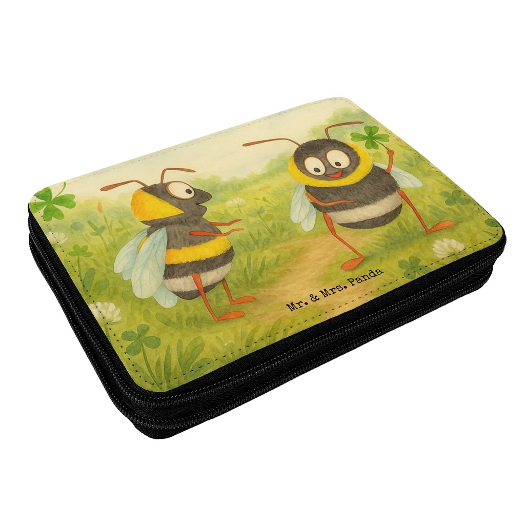 Federmappe Hummeln Kleeblatt Design Federmappe, Stiftetasche, Stifte Etui, Schule, Einschulung, Geschenk, Kind, Schüler, Schülerin, Stifterolle, Federmäppchen, Motiv, Grundschule, Federmäppchen bedruckt, Büro Stifte Etui, Bestückte Federmappe, Kinder Federmappe, Federmappe Einschulung, Tiermotive, Gute Laune, lustige Sprüche, Tiere, Hummel, Biene, Spruch positiv, Biene Deko, Spruch schön, glücklich sein, glücklich werden, Spruch fröhlich