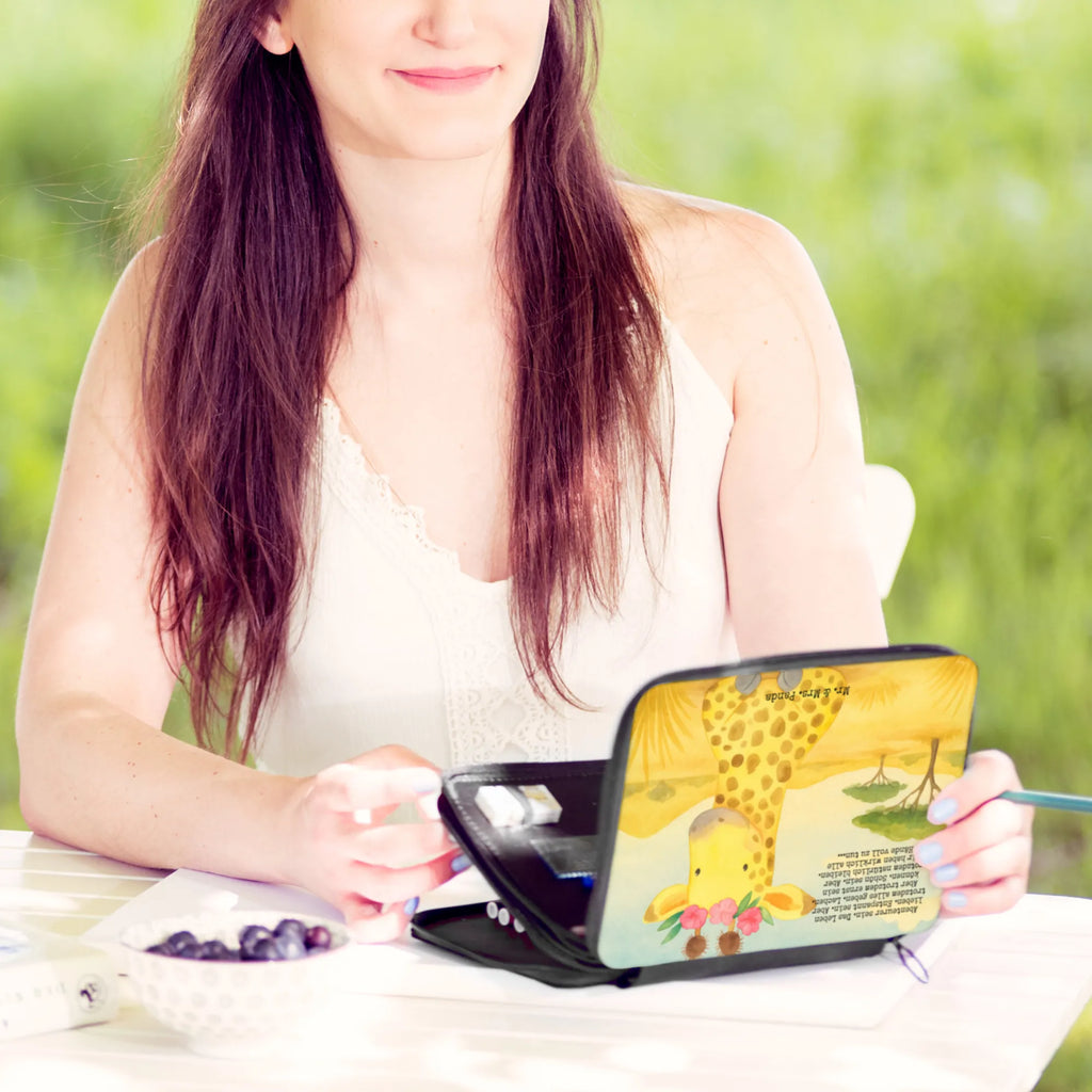 Federmappe Giraffe Blumenkranz Design Federmappe, Stiftetasche, Stifte Etui, Schule, Einschulung, Geschenk, Kind, Schüler, Schülerin, Stifterolle, Federmäppchen, Motiv, Grundschule, Federmäppchen bedruckt, Büro Stifte Etui, Bestückte Federmappe, Kinder Federmappe, Federmappe Einschulung, Afrika, Wildtiere, Giraffe, Blumenkranz, Abenteurer, Selbstliebe, Freundin