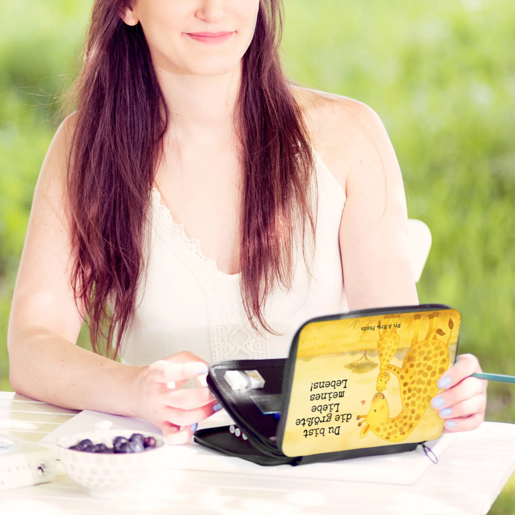 Federmappe Giraffe Kind Design Federmappe, Stiftetasche, Stifte Etui, Schule, Einschulung, Geschenk, Kind, Schüler, Schülerin, Stifterolle, Federmäppchen, Motiv, Grundschule, Federmäppchen bedruckt, Büro Stifte Etui, Bestückte Federmappe, Kinder Federmappe, Federmappe Einschulung, Afrika, Wildtiere, Giraffe, Mutter, Mama, Tochter, Sohn, Lieblingsmensch