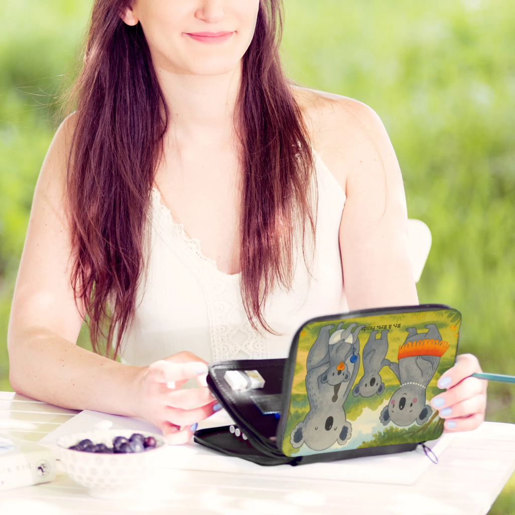 Federmappe Koala Familie Design Kind, Schülerin, Federmäppchen bedruckt, Kinder Federmappe, Schule, Federmäppchen, Einschulung, Federmappe Einschulung, Grundschule, Büro Stifte Etui, Stifte Etui, Bestückte Federmappe, Stifterolle, Motiv, Federmappe, Schüler, Geschenk, Stiftetasche, Familie, Vatertag, Muttertag, Bruder, Schwester, Mama, Papa, Oma, Opa, Kinder, Koalas, Geschwister, Familienleben, Family, Koala