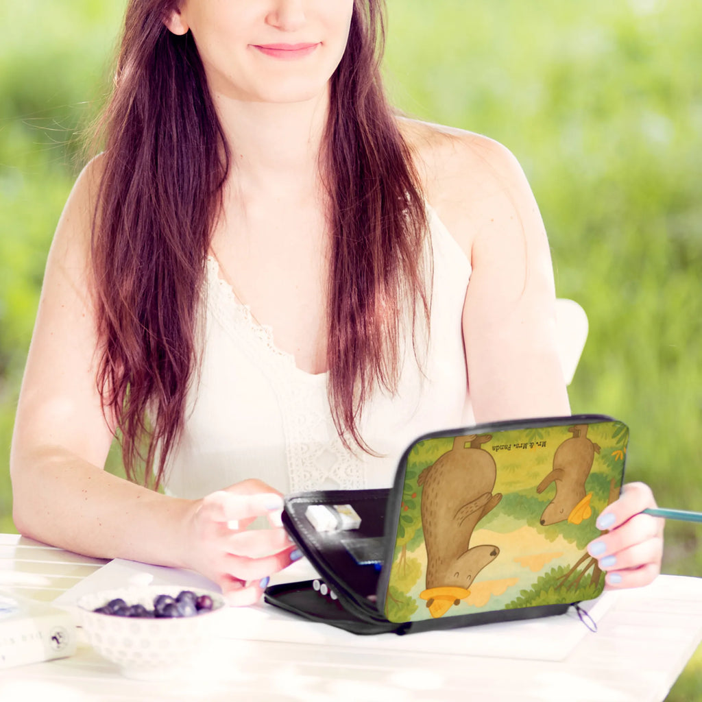 Leather folder Bears with hats Design Stiftetasche, Federmäppchen, Bestückte Federmappe, Schüler, Stifterolle, Kinder Federmappe, Federmappe Einschulung, Motiv, Einschulung, Geschenk, Grundschule, Federmappe, Stifte Etui, Schule, Schülerin, Federmäppchen bedruckt, Büro Stifte Etui, Kind, Familie, Vatertag, Muttertag, Bruder, Schwester, Mama, Papa, Oma, Opa, Bären, Sohn, Dad, Lieblingsmensch, Family, Vorbild, Söhne, Papi, Bär, Vater, Daddy, Kinder, Vater-Sohn, Paps