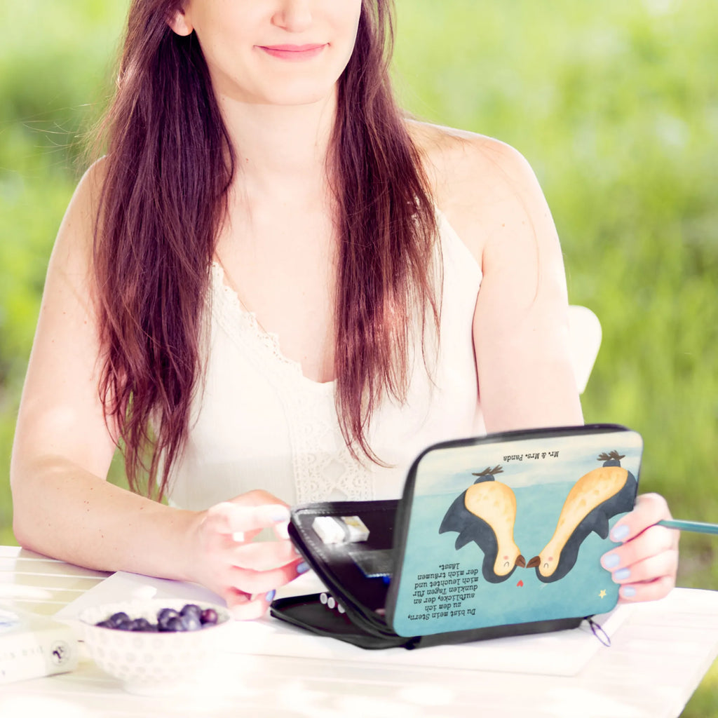 Leather folder Penguins in love Design Federmappe, Stiftetasche, Stifte Etui, Schule, Einschulung, Geschenk, Kind, Schüler, Schülerin, Stifterolle, Federmäppchen, Motiv, Grundschule, Federmäppchen bedruckt, Büro Stifte Etui, Bestückte Federmappe, Kinder Federmappe, Federmappe Einschulung, Liebe, Partner, Freund, Freundin, Ehemann, Ehefrau, Heiraten, Verlobung, Heiratsantrag, Liebesgeschenk, Jahrestag, Hocheitstag, Pinguin, Pinguine, Pinguin Paar, Pinguinpaar, Pinguin Liebe, Paar, Pärchen. Liebespaar, Liebesbeweis, Liebesspruch, Hochzeitstag, Geschenk Freund, Geschenk Freundin, Verlobte, Verlobter, Love, Geschenk Hochzeitstag, Geschenkidee, Hochzeit, Gastgeschenk