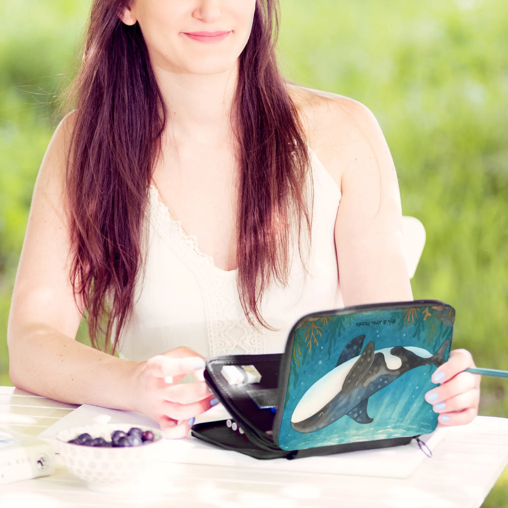 Leather folder Orca Design Federmappe, Stiftetasche, Stifte Etui, Schule, Einschulung, Geschenk, Kind, Schüler, Schülerin, Stifterolle, Federmäppchen, Motiv, Grundschule, Federmäppchen bedruckt, Büro Stifte Etui, Bestückte Federmappe, Kinder Federmappe, Federmappe Einschulung, Meerestiere, Meer, Urlaub, Orca, Orcas, Killerwal, Wal, Möglichkeiten, Büro, Arbeit, Motivation, Selbstliebe, Neustart, Startup