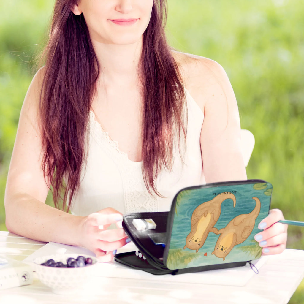 Leather folder otter holding hands Design Federmappe, Stiftetasche, Stifte Etui, Schule, Einschulung, Geschenk, Kind, Schüler, Schülerin, Stifterolle, Federmäppchen, Motiv, Grundschule, Federmäppchen bedruckt, Büro Stifte Etui, Bestückte Federmappe, Kinder Federmappe, Federmappe Einschulung, Otter, Fischotter, Seeotter, Otter Seeotter See Otter